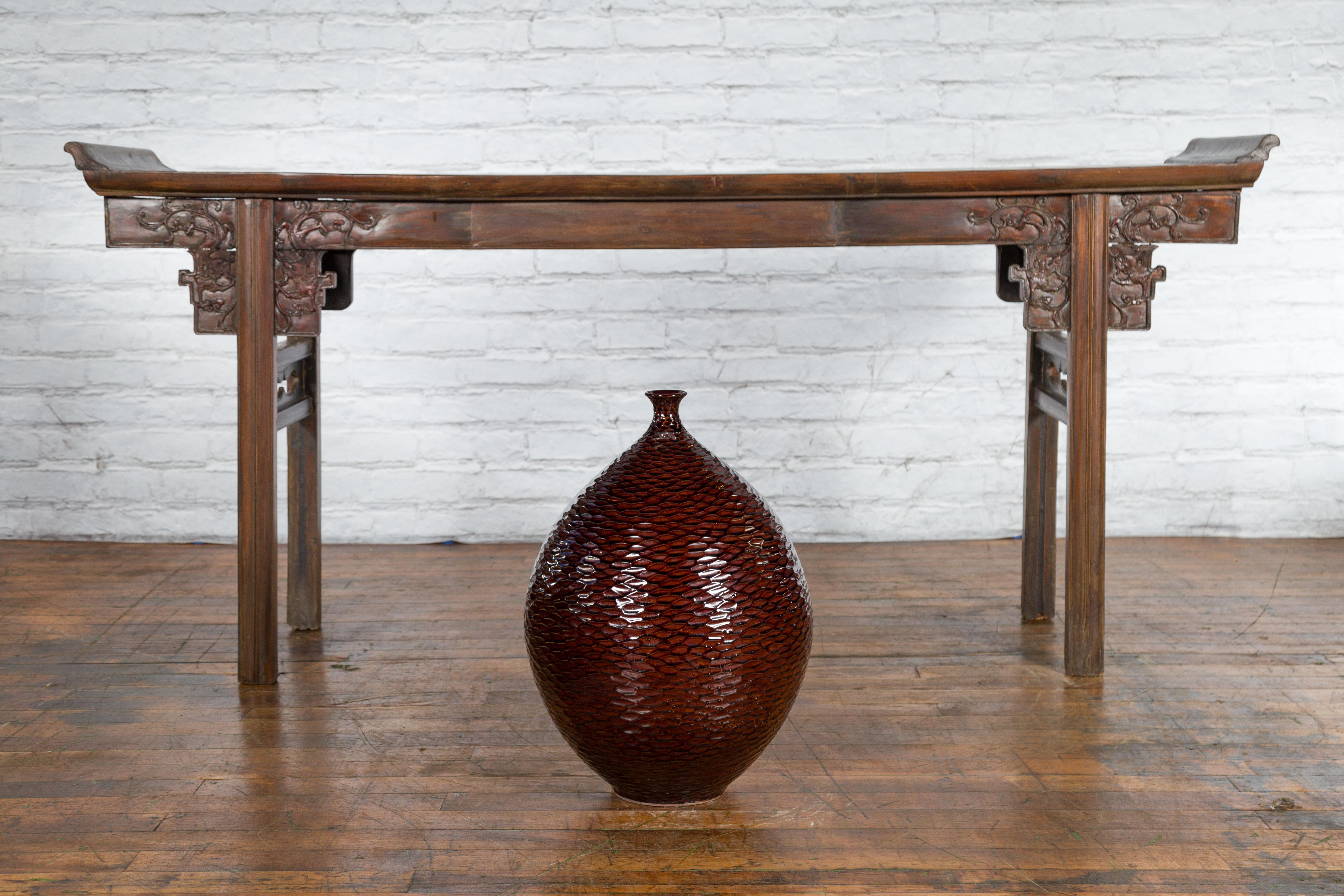 Handgefertigte burgunderrote Vase der Kollektion Prem mit strukturierten honigfarbenen Motiven (Glasiert) im Angebot