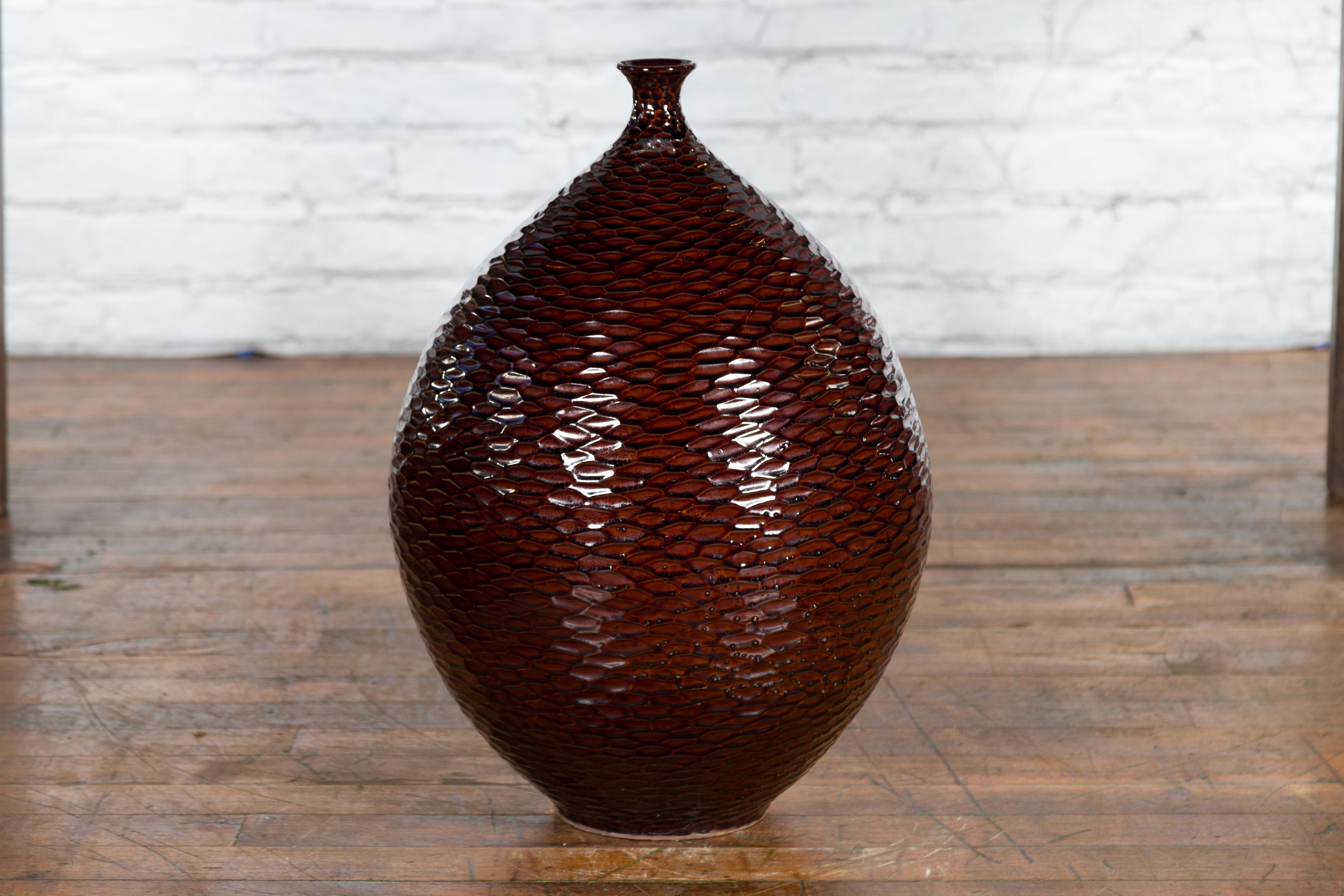 Handgefertigte burgunderrote Vase der Kollektion Prem mit strukturierten honigfarbenen Motiven im Zustand „Gut“ im Angebot in Yonkers, NY