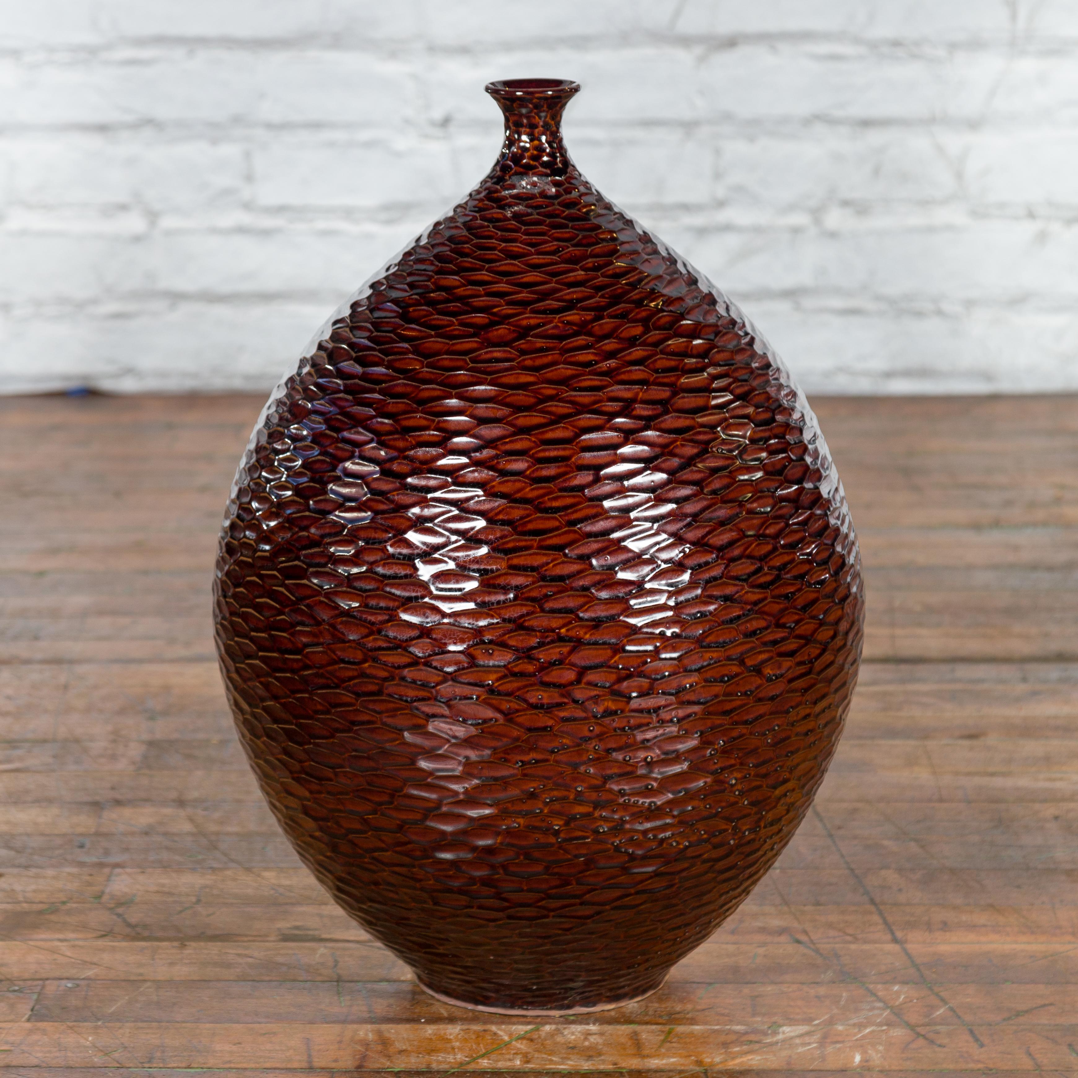 Handgefertigte burgunderrote Vase der Kollektion Prem mit strukturierten honigfarbenen Motiven (Keramik) im Angebot