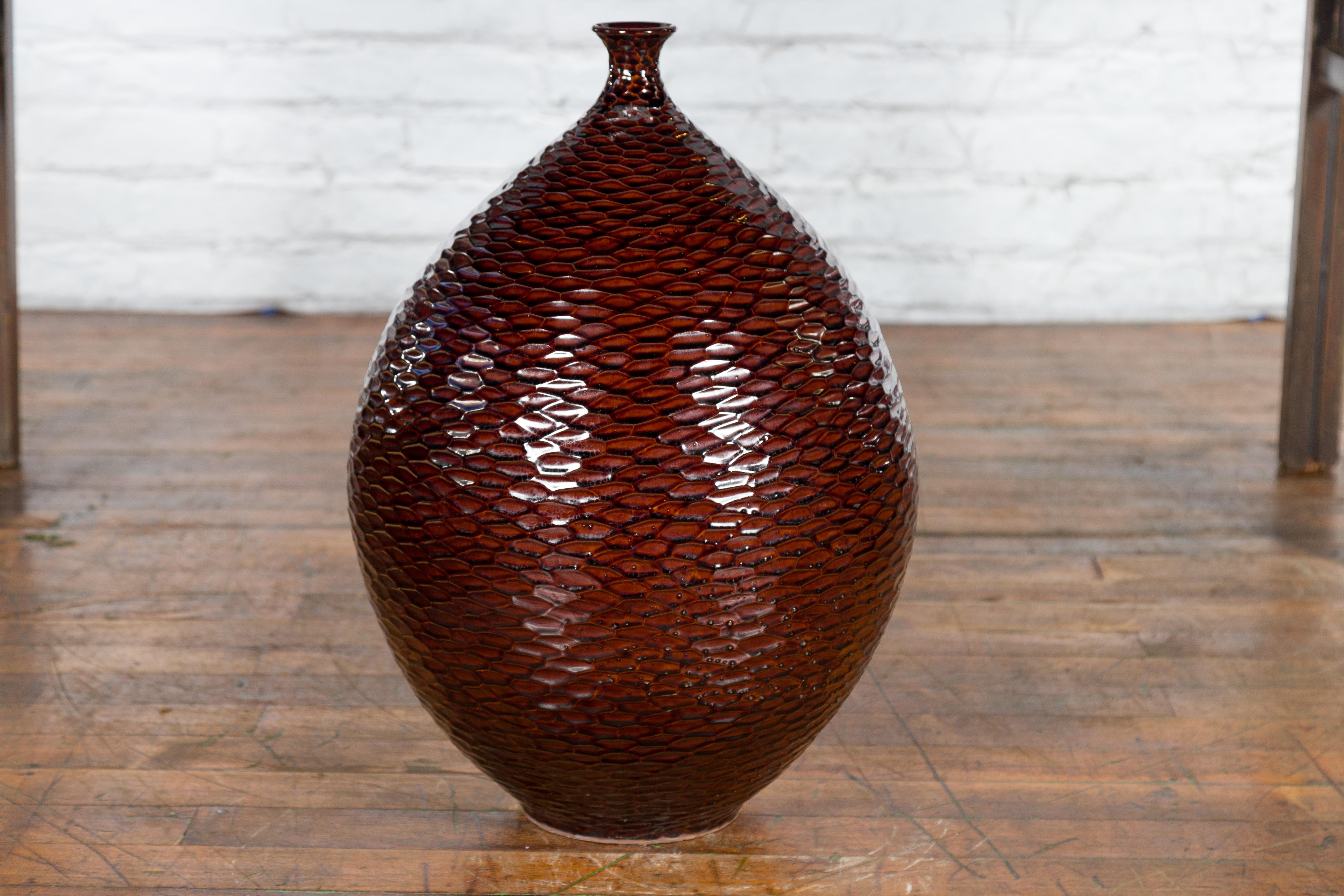 Handgefertigte burgunderrote Vase der Kollektion Prem mit strukturierten honigfarbenen Motiven im Angebot 1