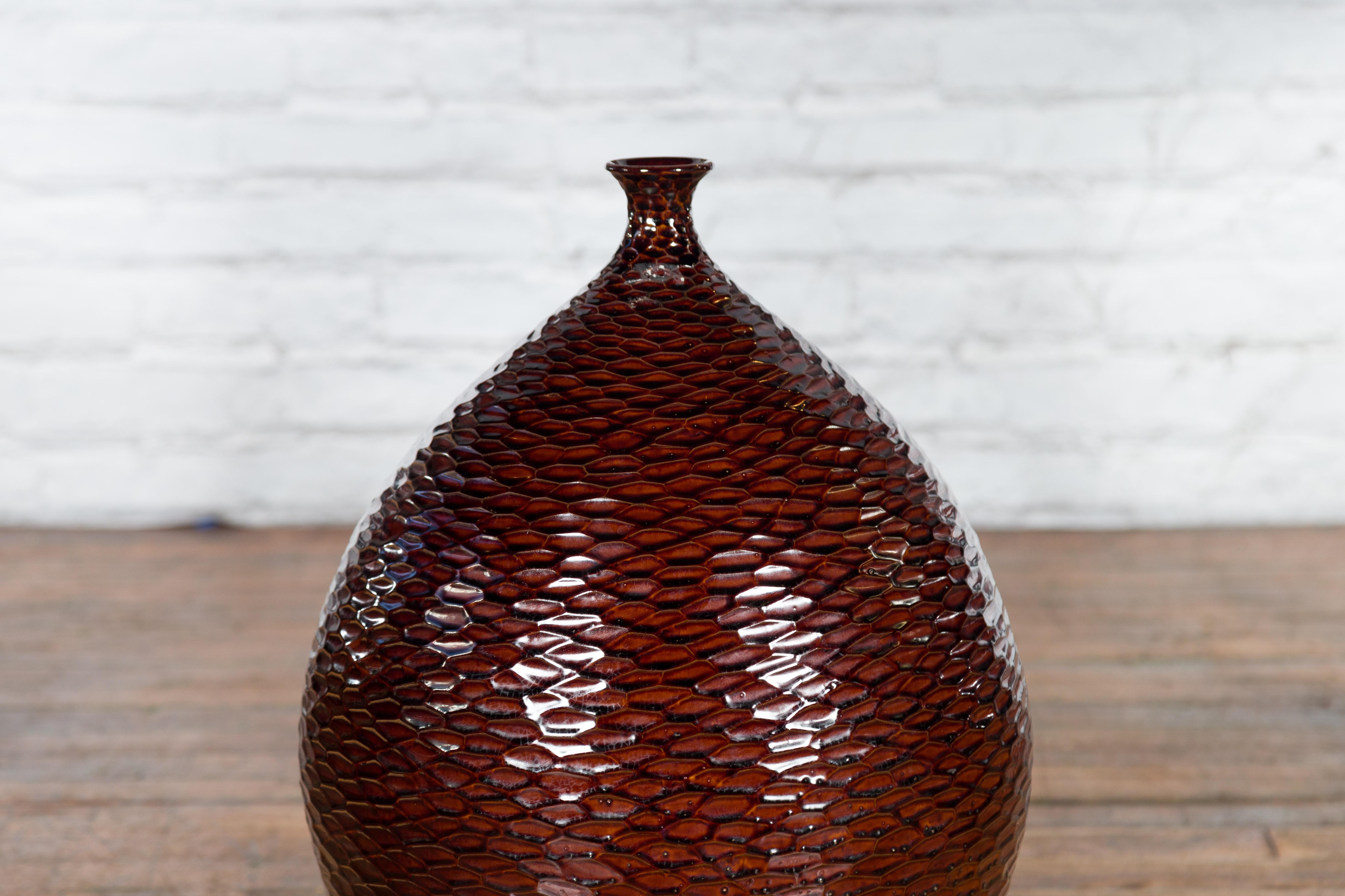 Handgefertigte burgunderrote Vase der Kollektion Prem mit strukturierten honigfarbenen Motiven im Angebot 2
