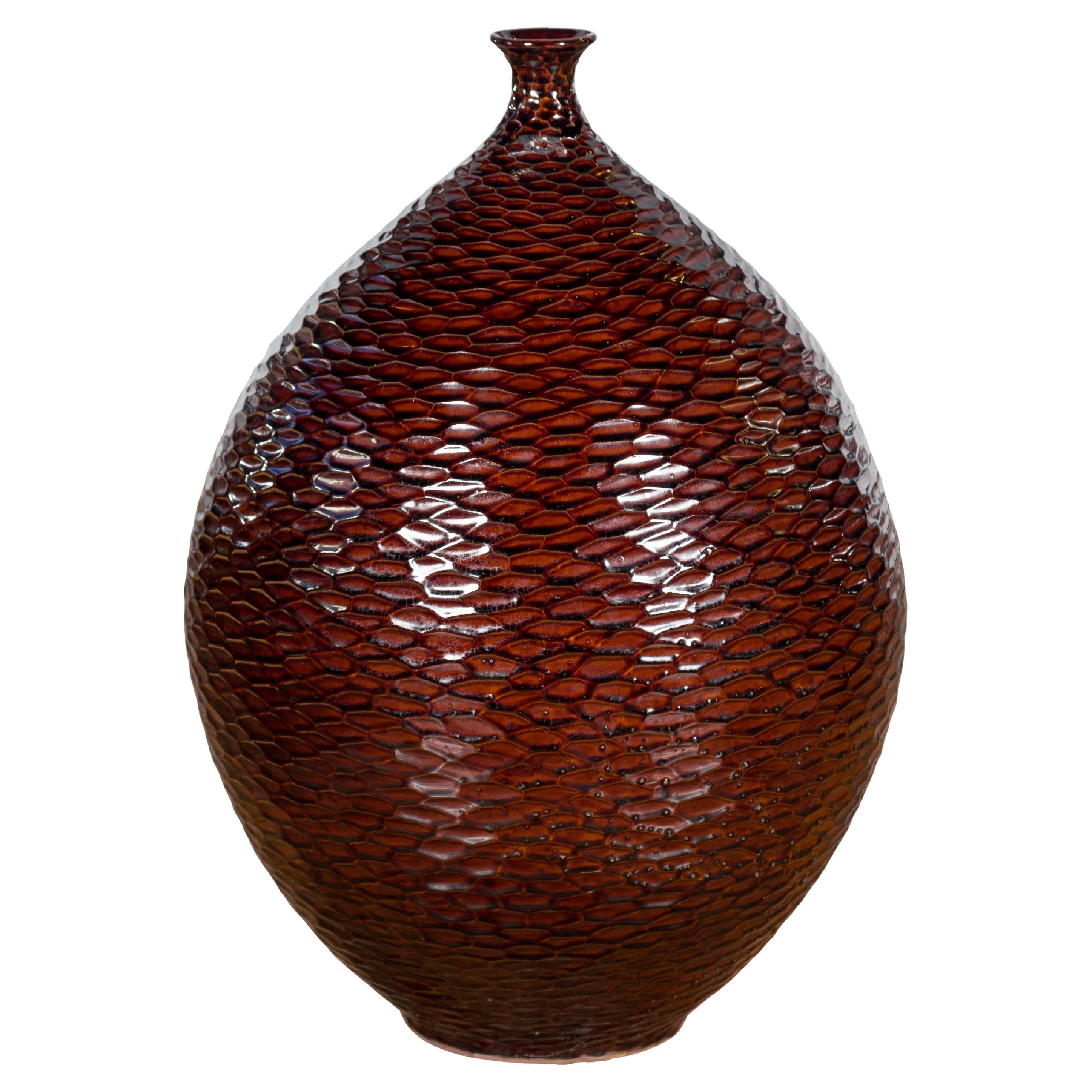 Handgefertigte burgunderrote Vase der Kollektion Prem mit strukturierten honigfarbenen Motiven im Angebot