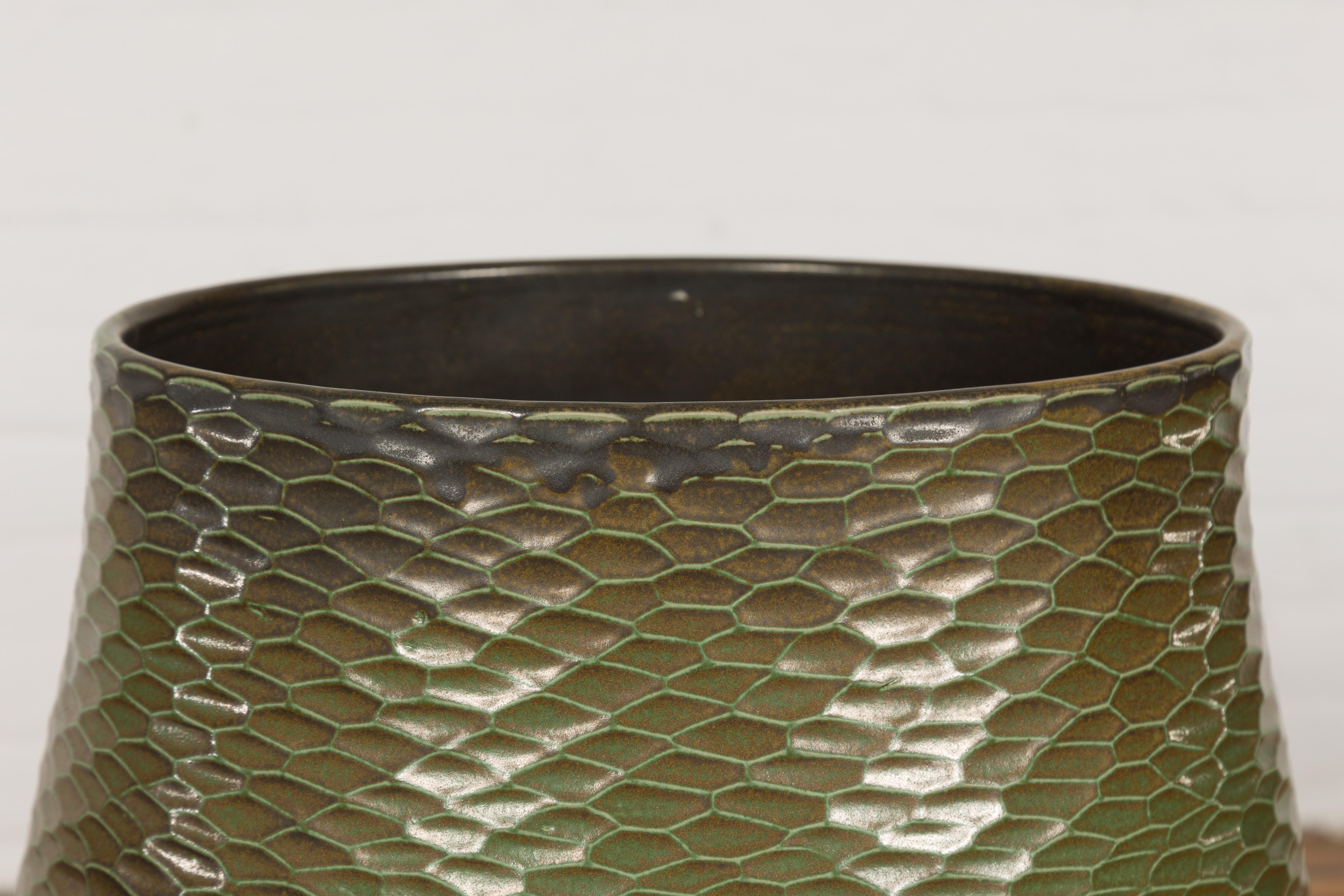 Vase vert fabriqué à la main de la collection Prem avec des motifs texturés de style nid d'abeille en vente 4