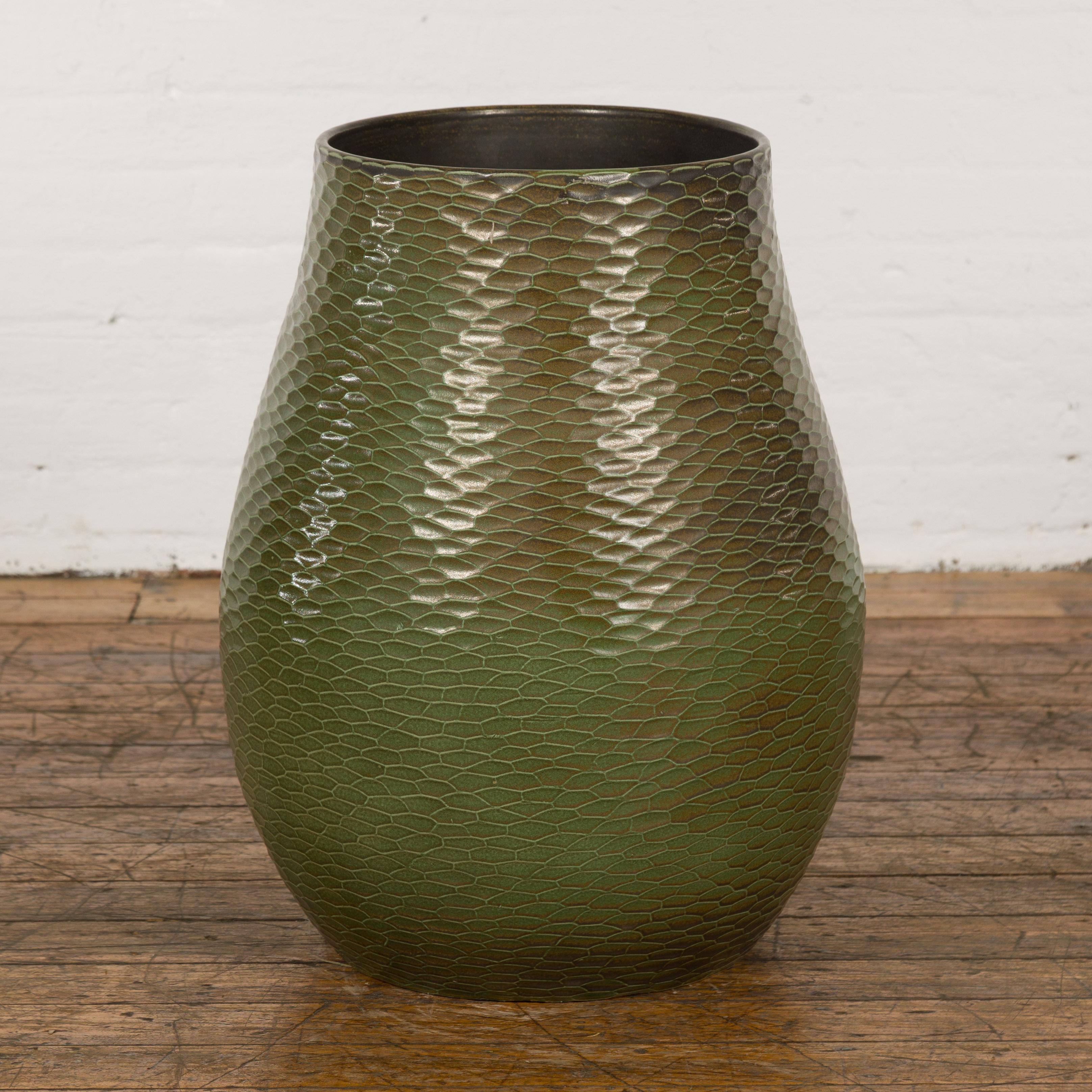 Vase vert fabriqué à la main de la collection Prem avec des motifs texturés de style nid d'abeille en vente 6