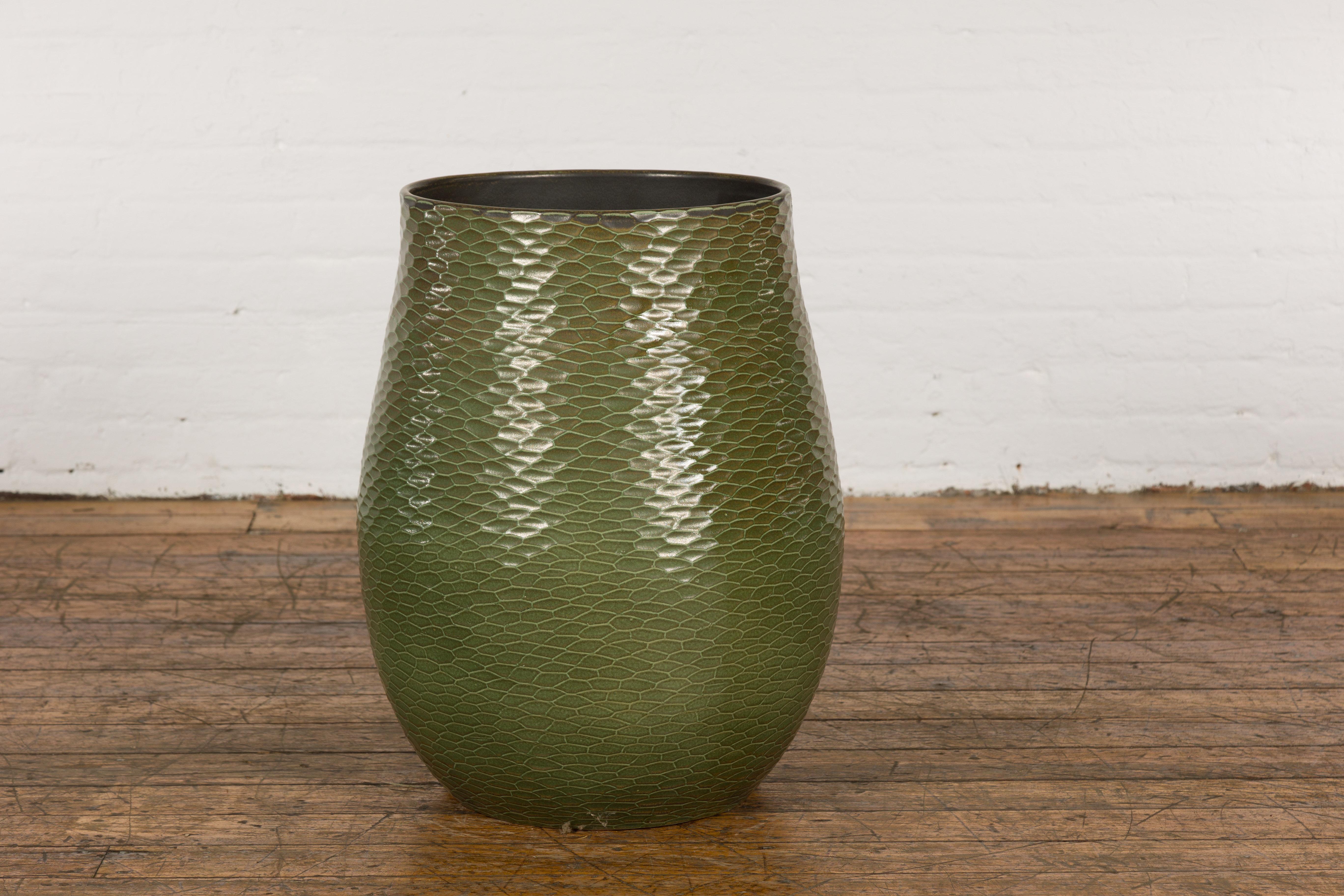 Vase vert fabriqué à la main de la collection Prem avec des motifs texturés de style nid d'abeille en vente 7
