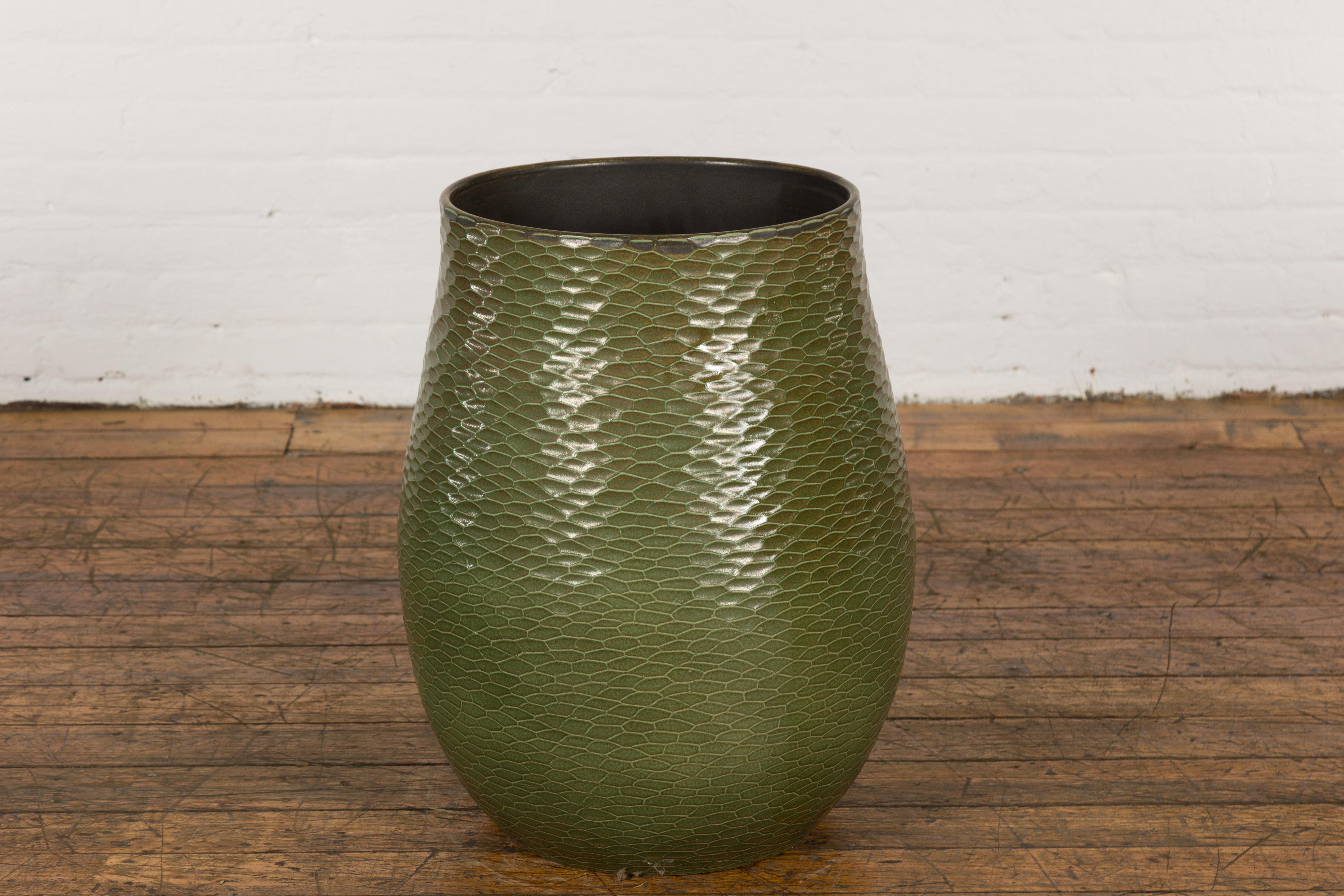 Vase vert fabriqué à la main de la collection Prem avec des motifs texturés de style nid d'abeille en vente 8