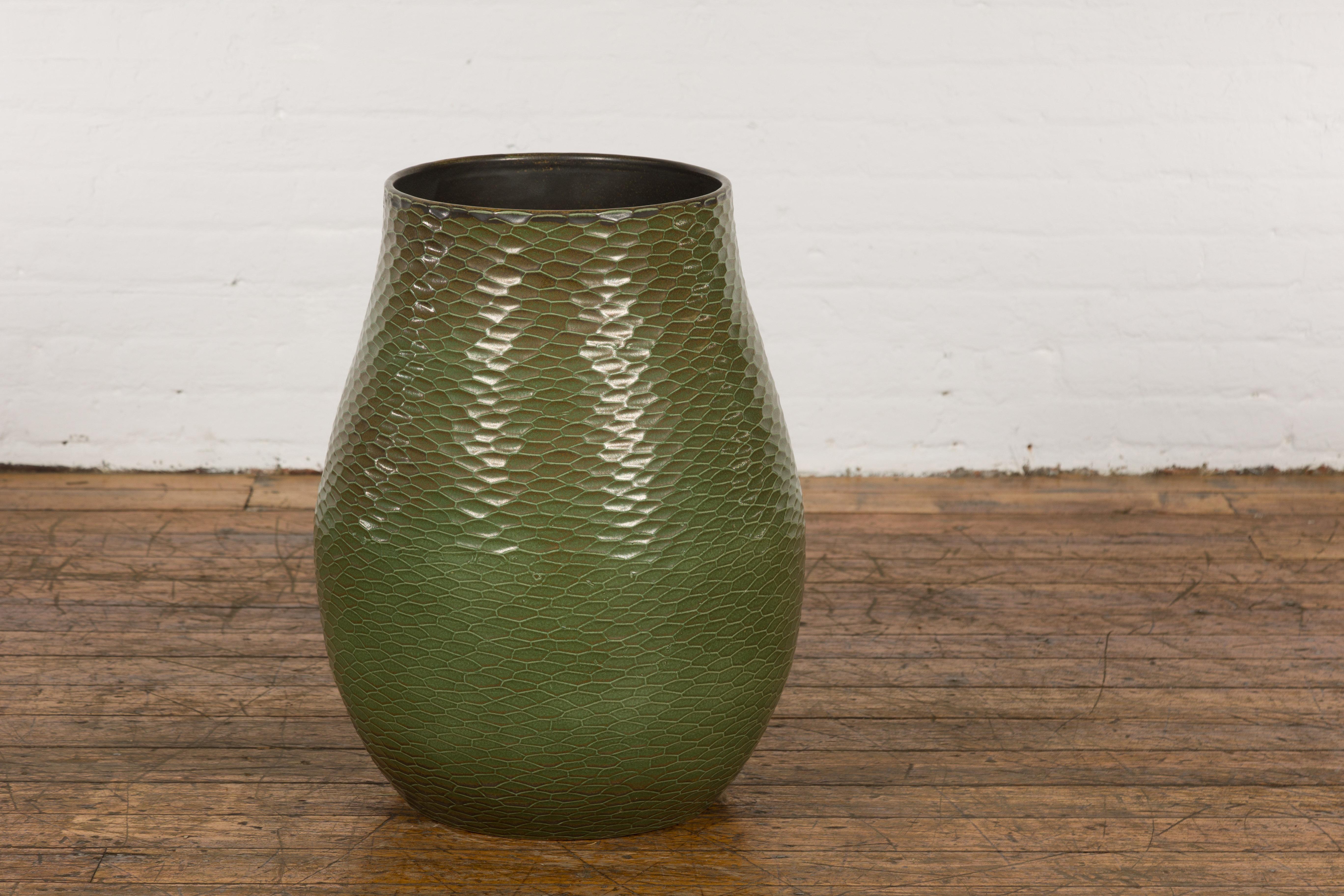 Vase vert fabriqué à la main de la collection Prem avec des motifs texturés de style nid d'abeille en vente 9