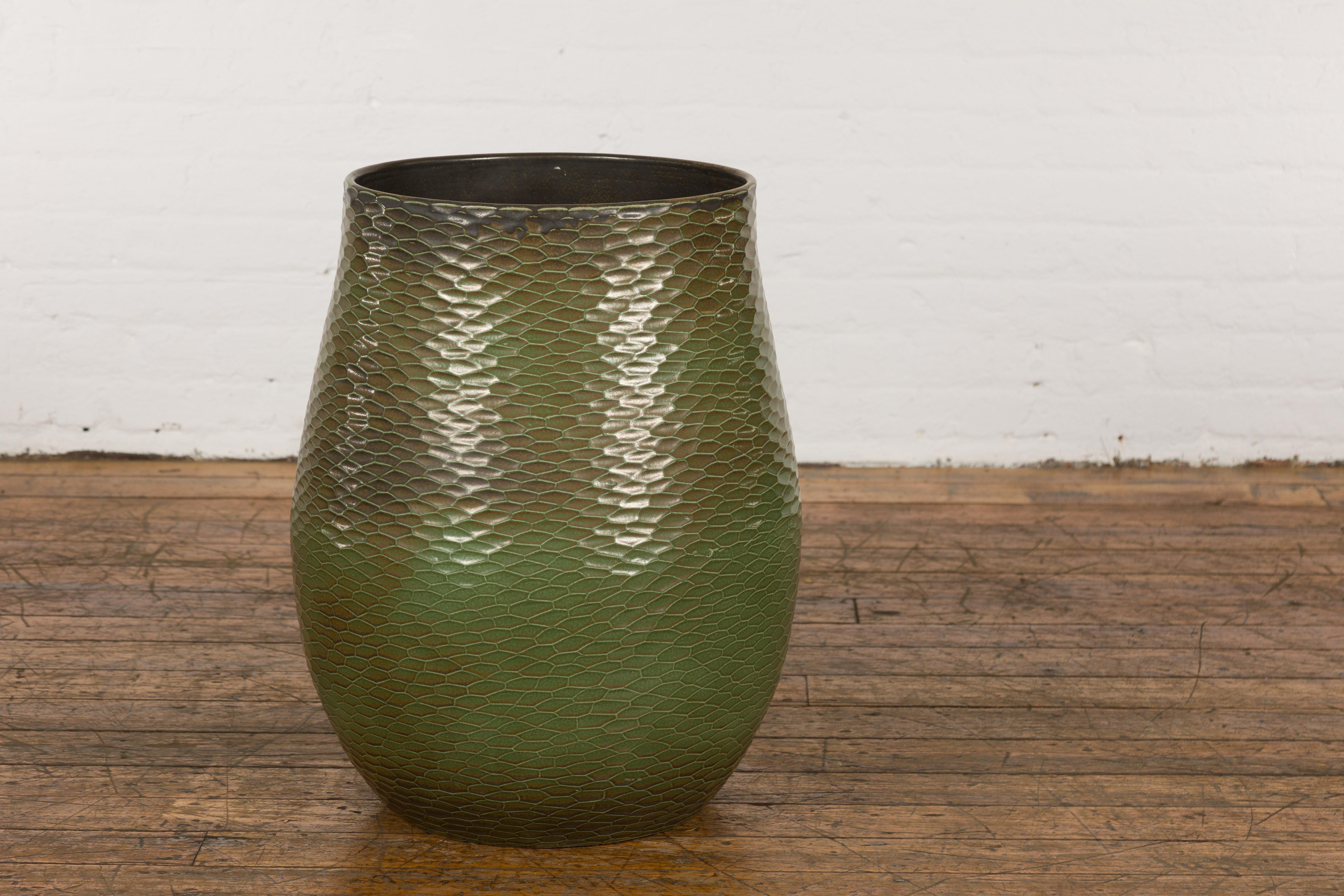 Vase vert fabriqué à la main de la collection Prem avec des motifs texturés de style nid d'abeille en vente 10