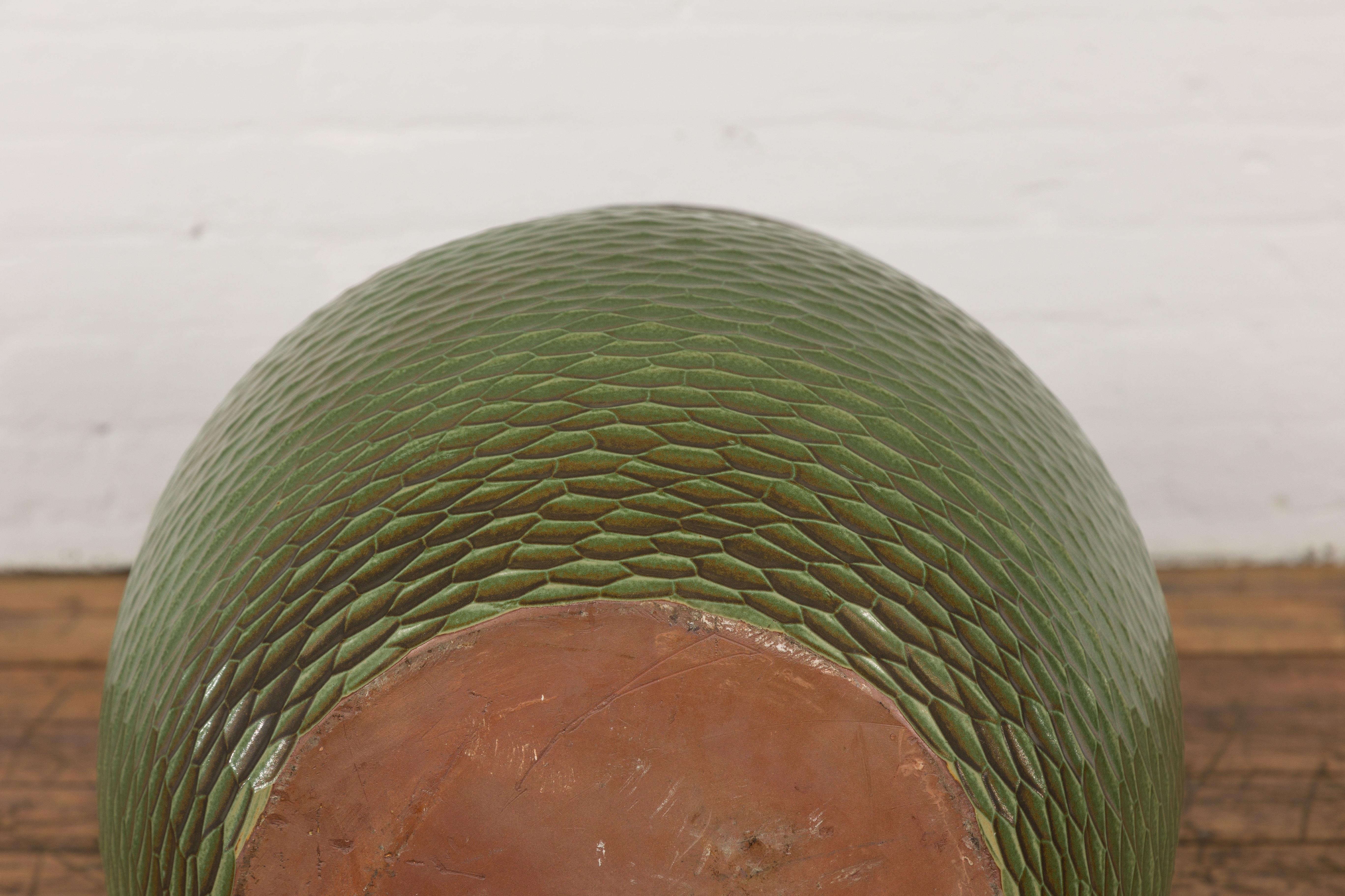 Vase vert fabriqué à la main de la collection Prem avec des motifs texturés de style nid d'abeille en vente 11