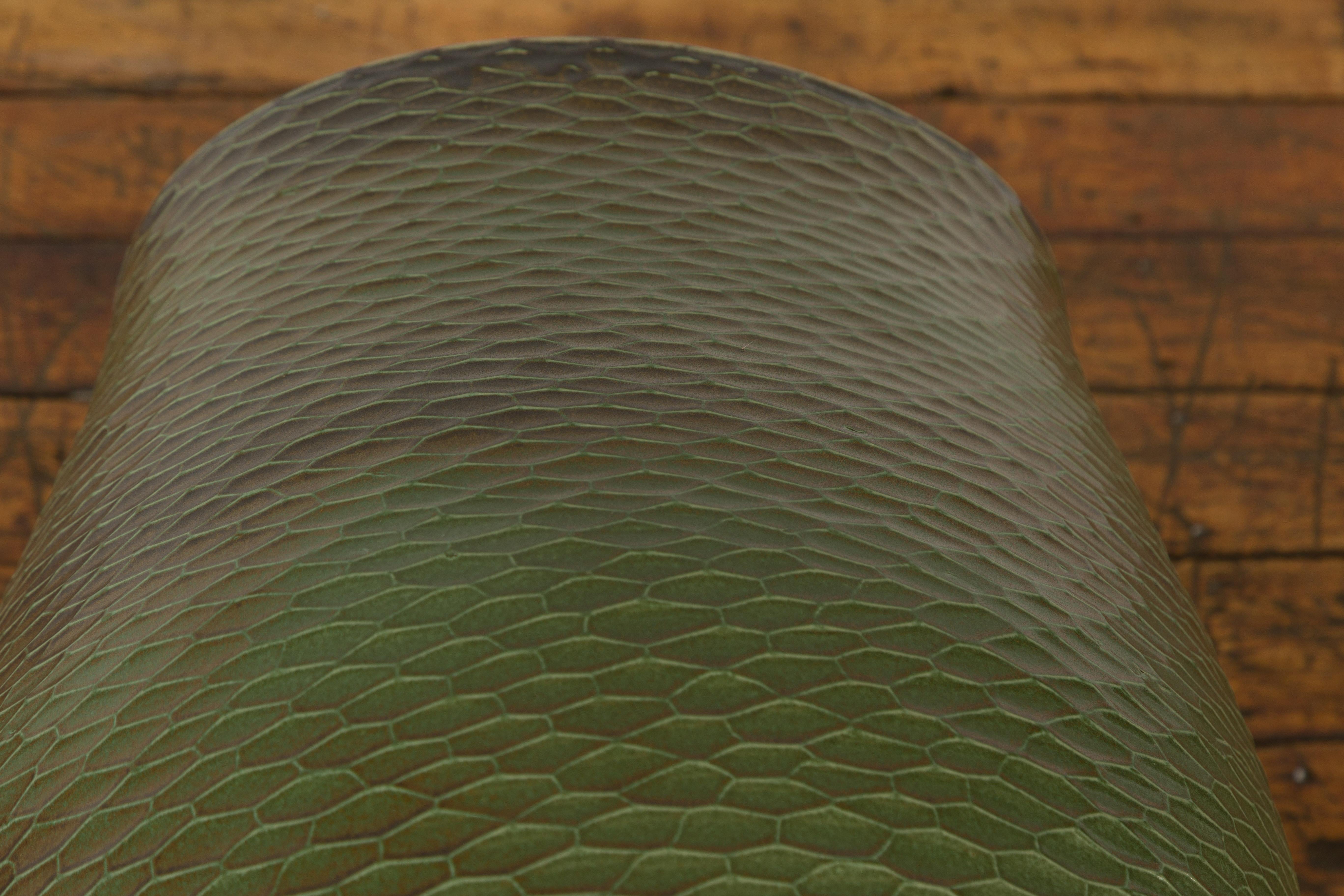 Vase vert fabriqué à la main de la collection Prem avec des motifs texturés de style nid d'abeille en vente 12