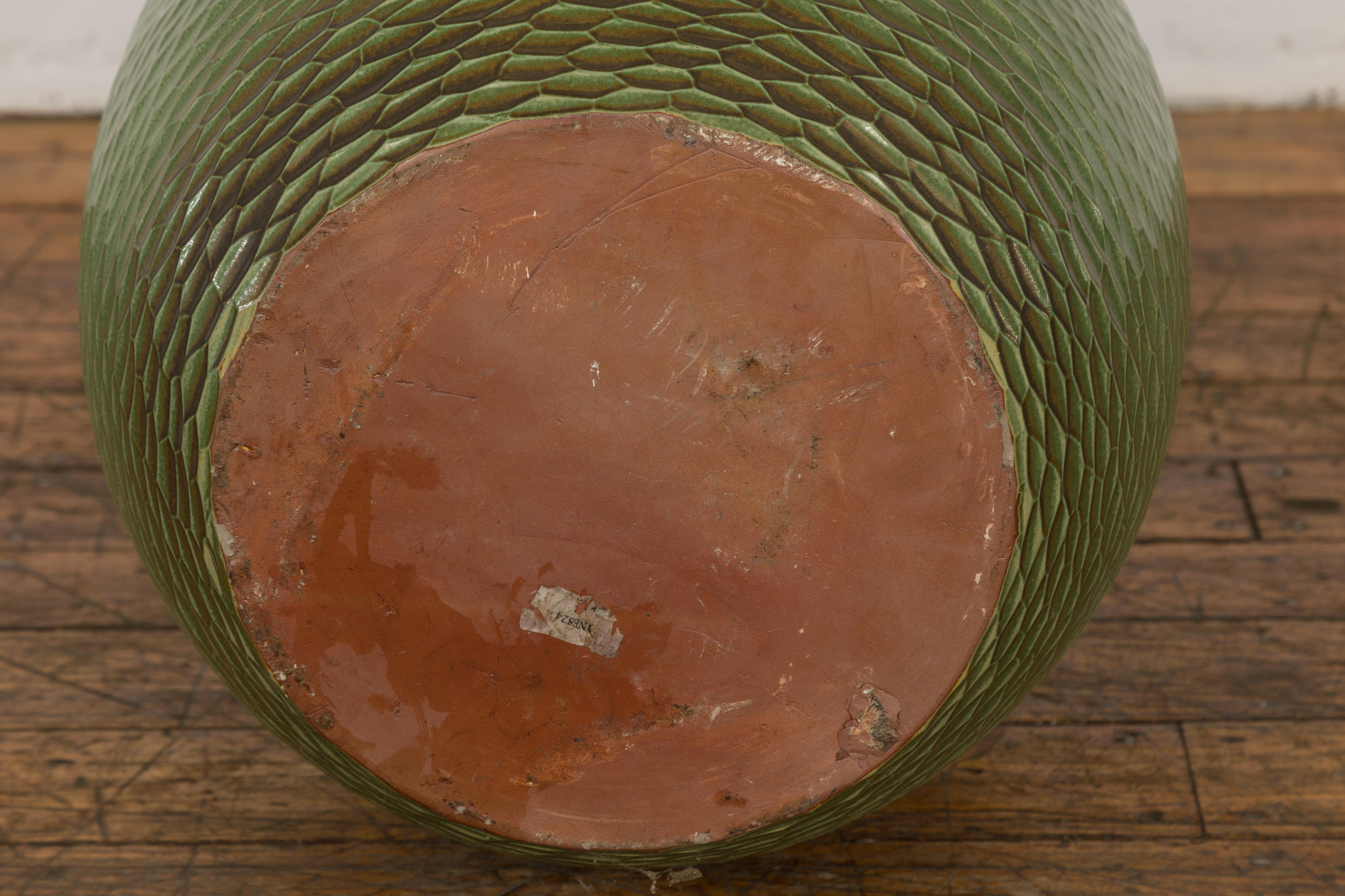 Vase vert fabriqué à la main de la collection Prem avec des motifs texturés de style nid d'abeille en vente 13