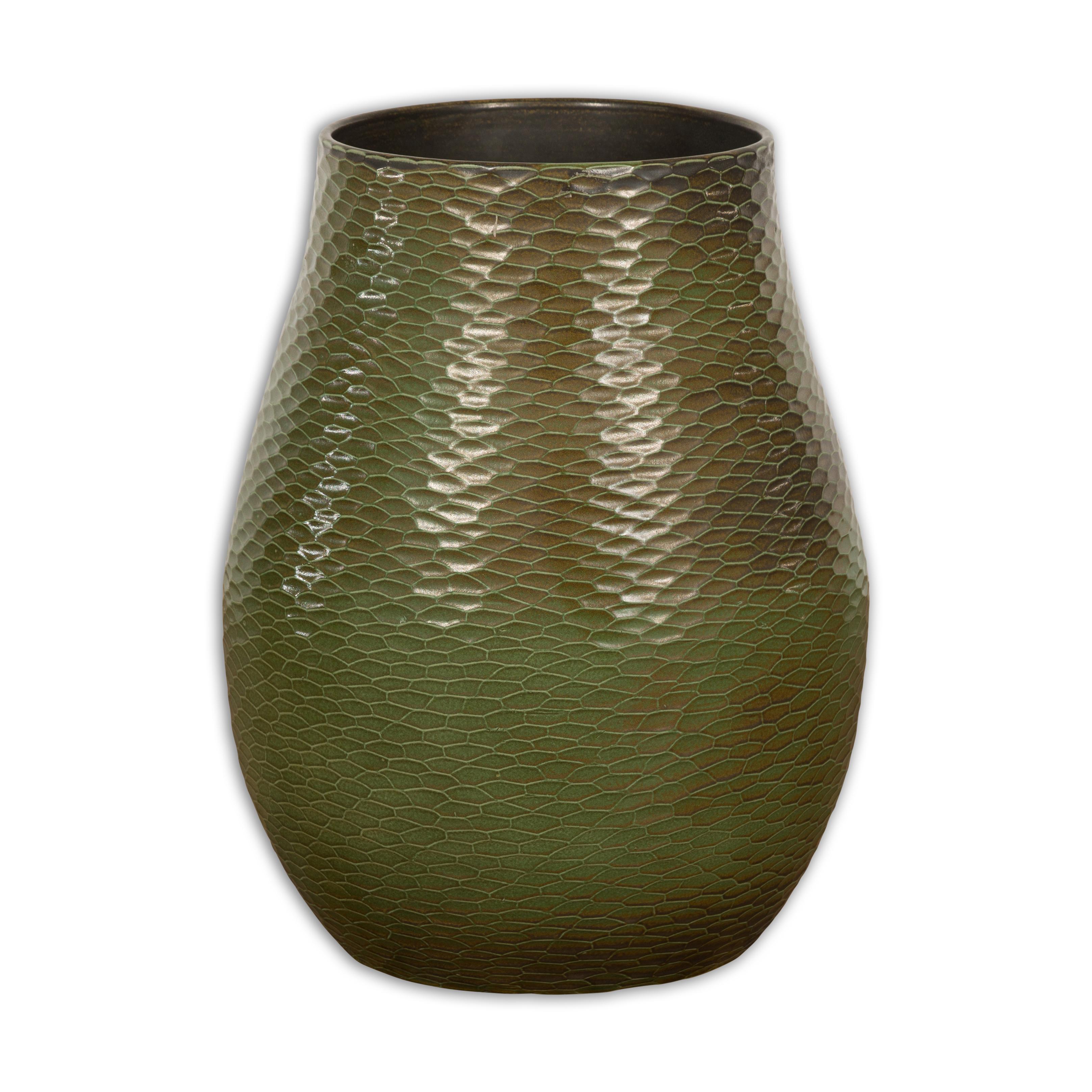 Vase vert fabriqué à la main de la collection Prem avec des motifs texturés de style nid d'abeille en vente 14