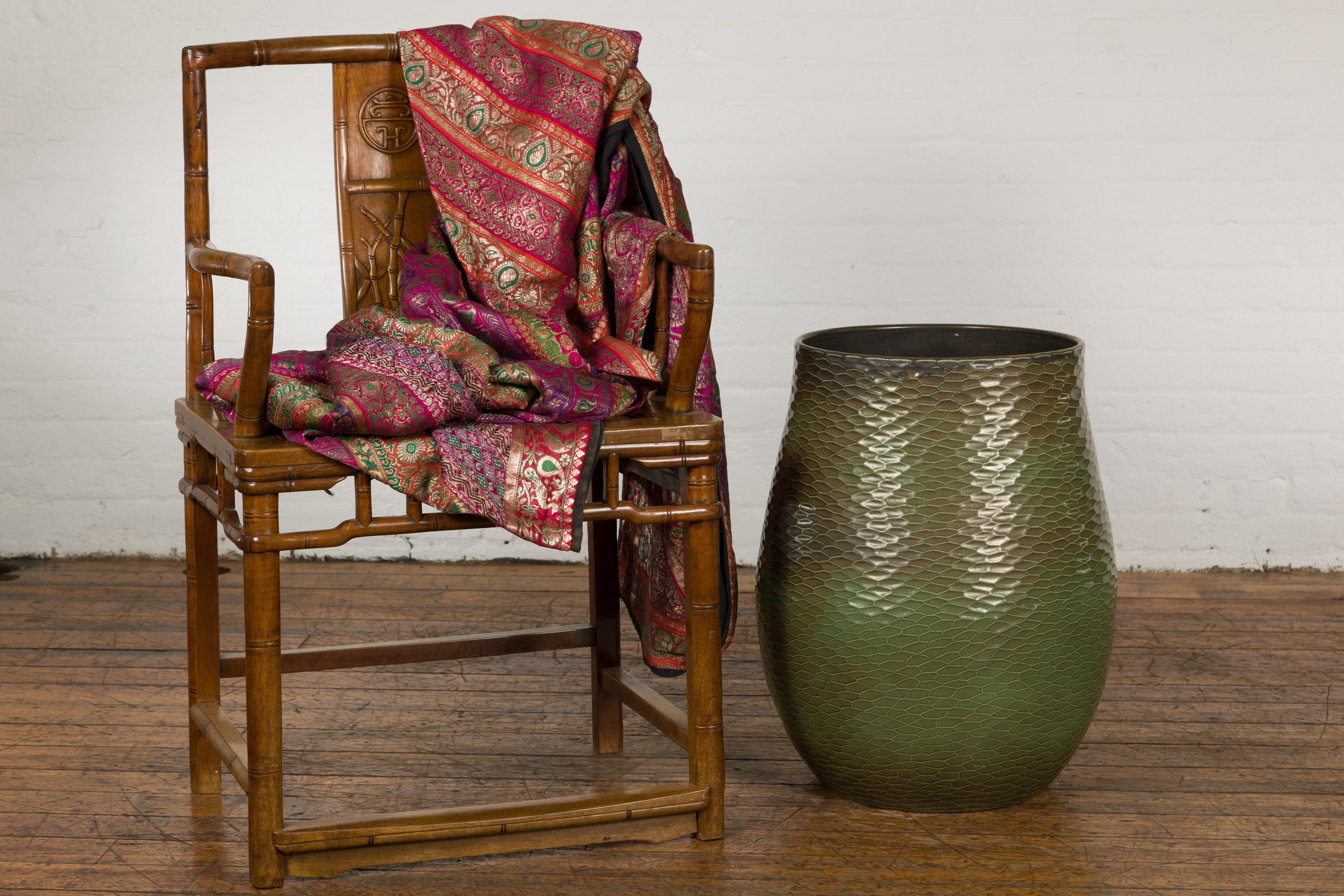 Vernissé Vase vert fabriqué à la main de la collection Prem avec des motifs texturés de style nid d'abeille en vente