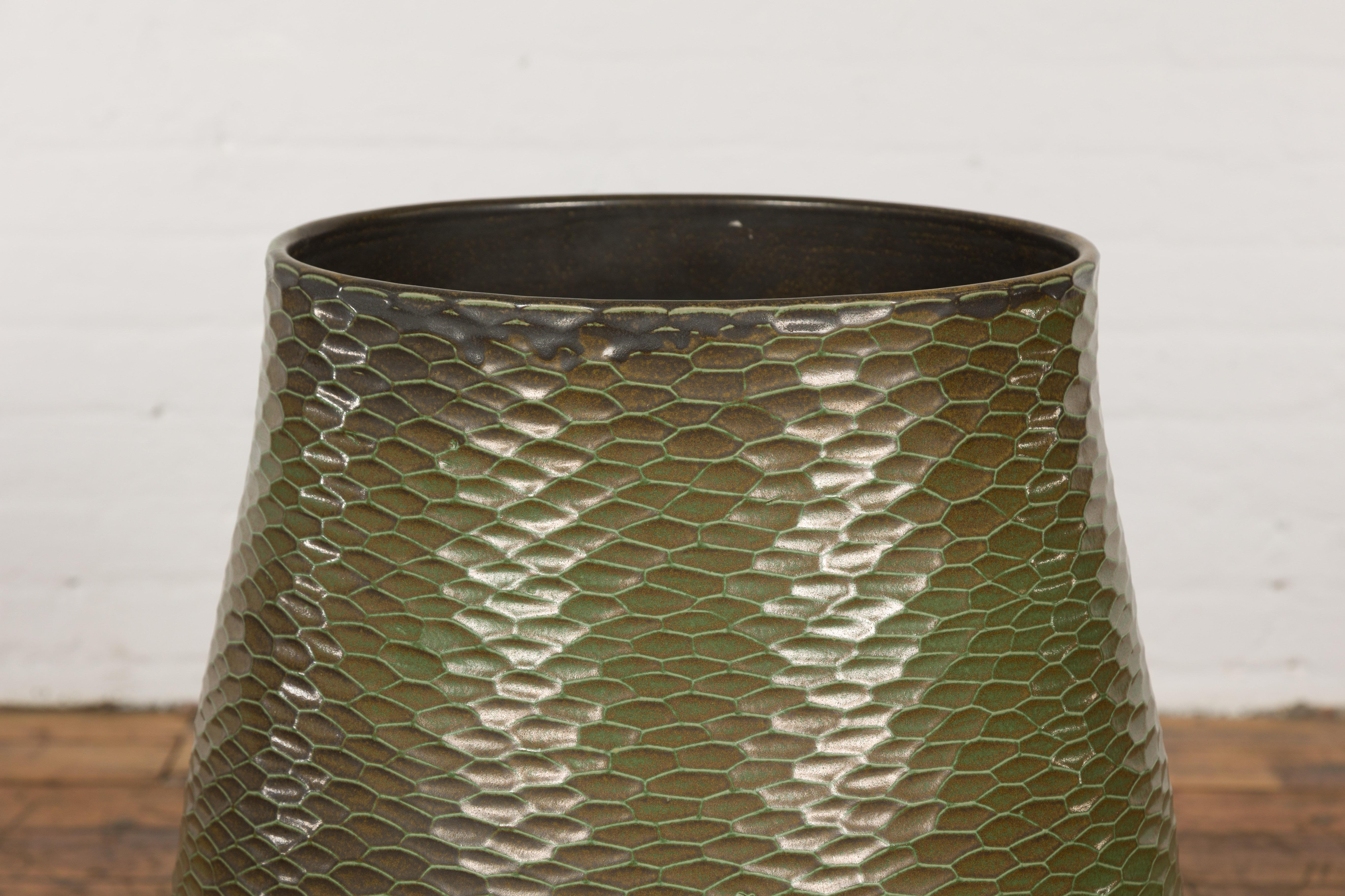 Vase vert fabriqué à la main de la collection Prem avec des motifs texturés de style nid d'abeille Excellent état - En vente à Yonkers, NY