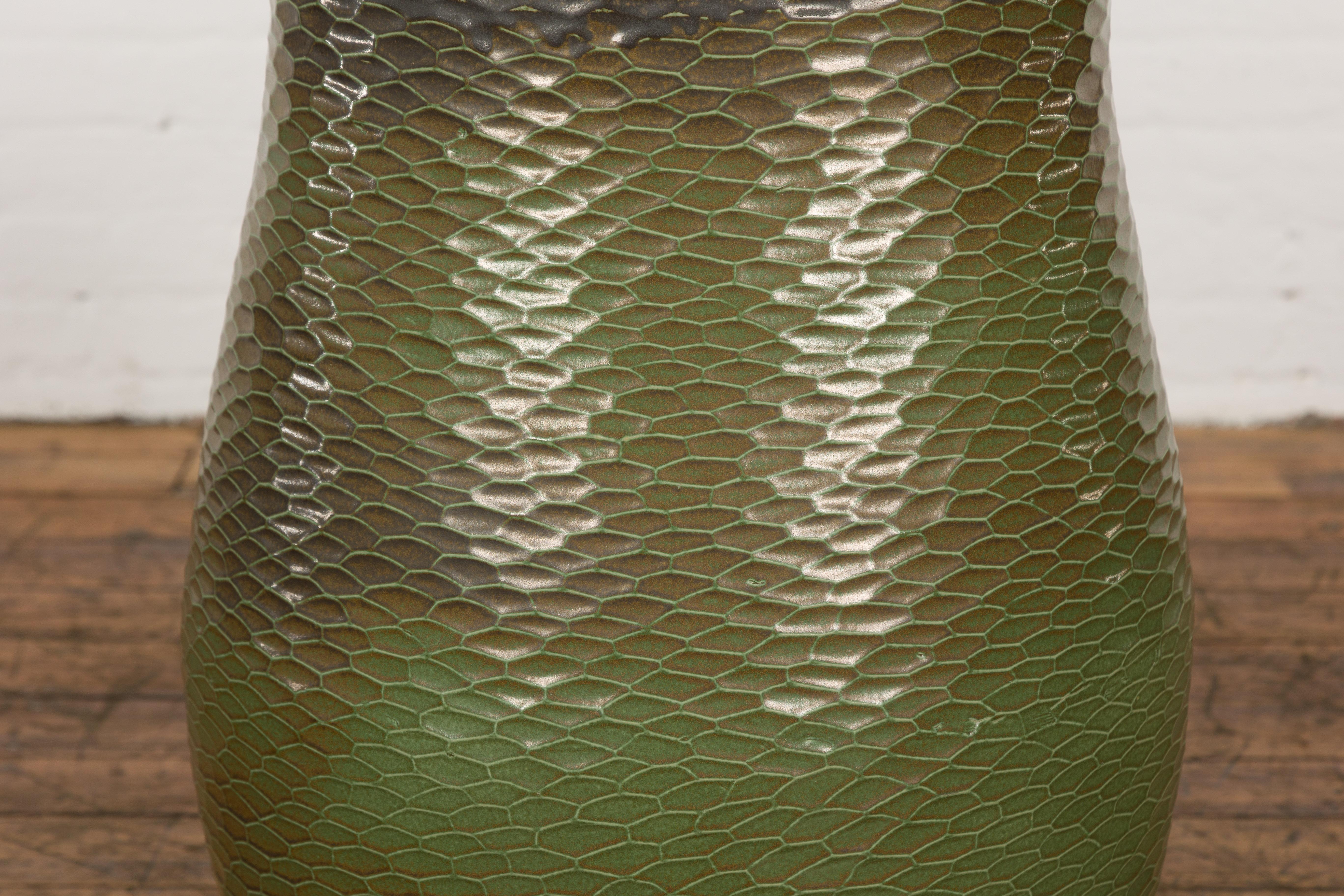 XXIe siècle et contemporain Vase vert fabriqué à la main de la collection Prem avec des motifs texturés de style nid d'abeille en vente