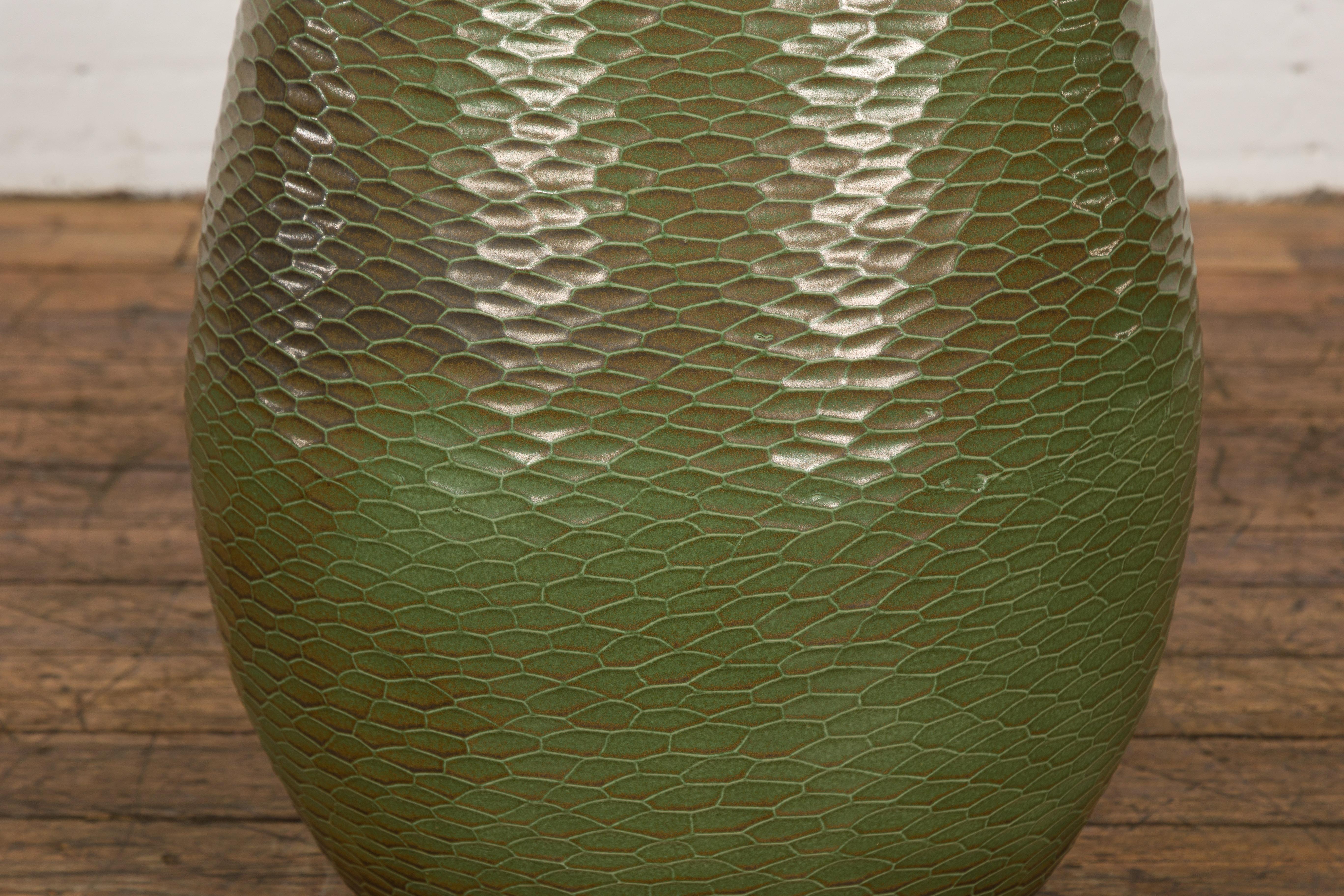 Céramique Vase vert fabriqué à la main de la collection Prem avec des motifs texturés de style nid d'abeille en vente