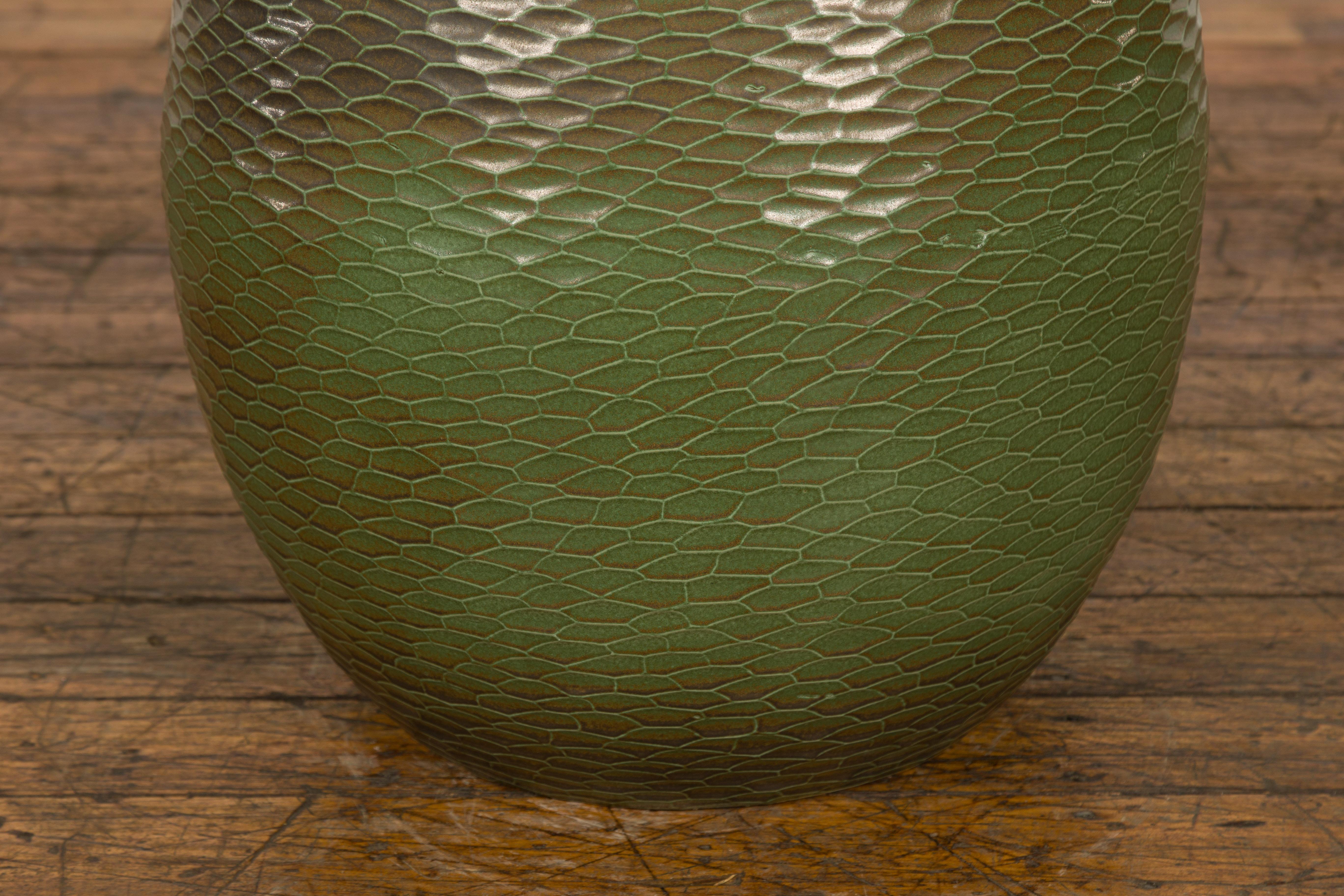Vase vert fabriqué à la main de la collection Prem avec des motifs texturés de style nid d'abeille en vente 1