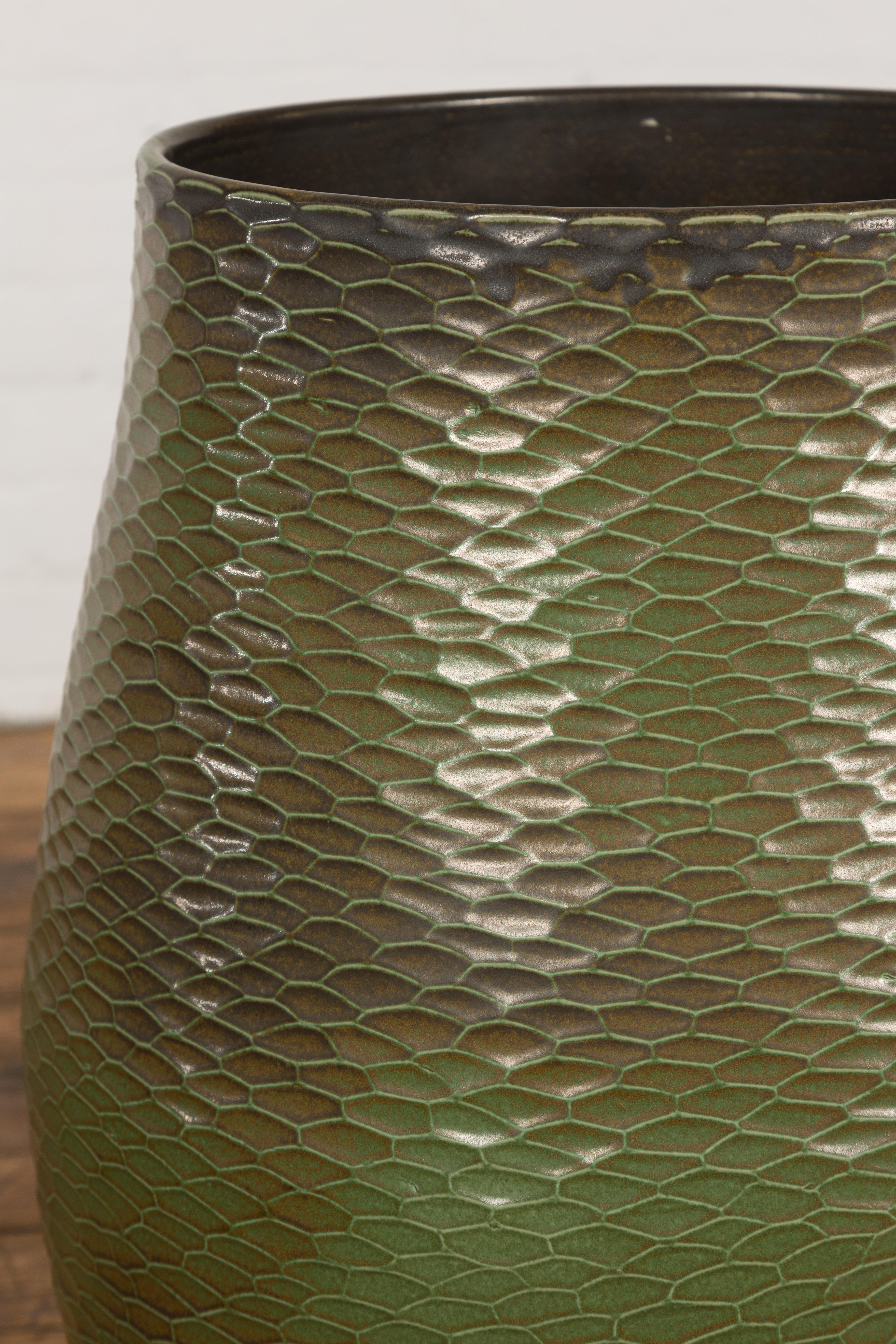 Vase vert fabriqué à la main de la collection Prem avec des motifs texturés de style nid d'abeille en vente 2
