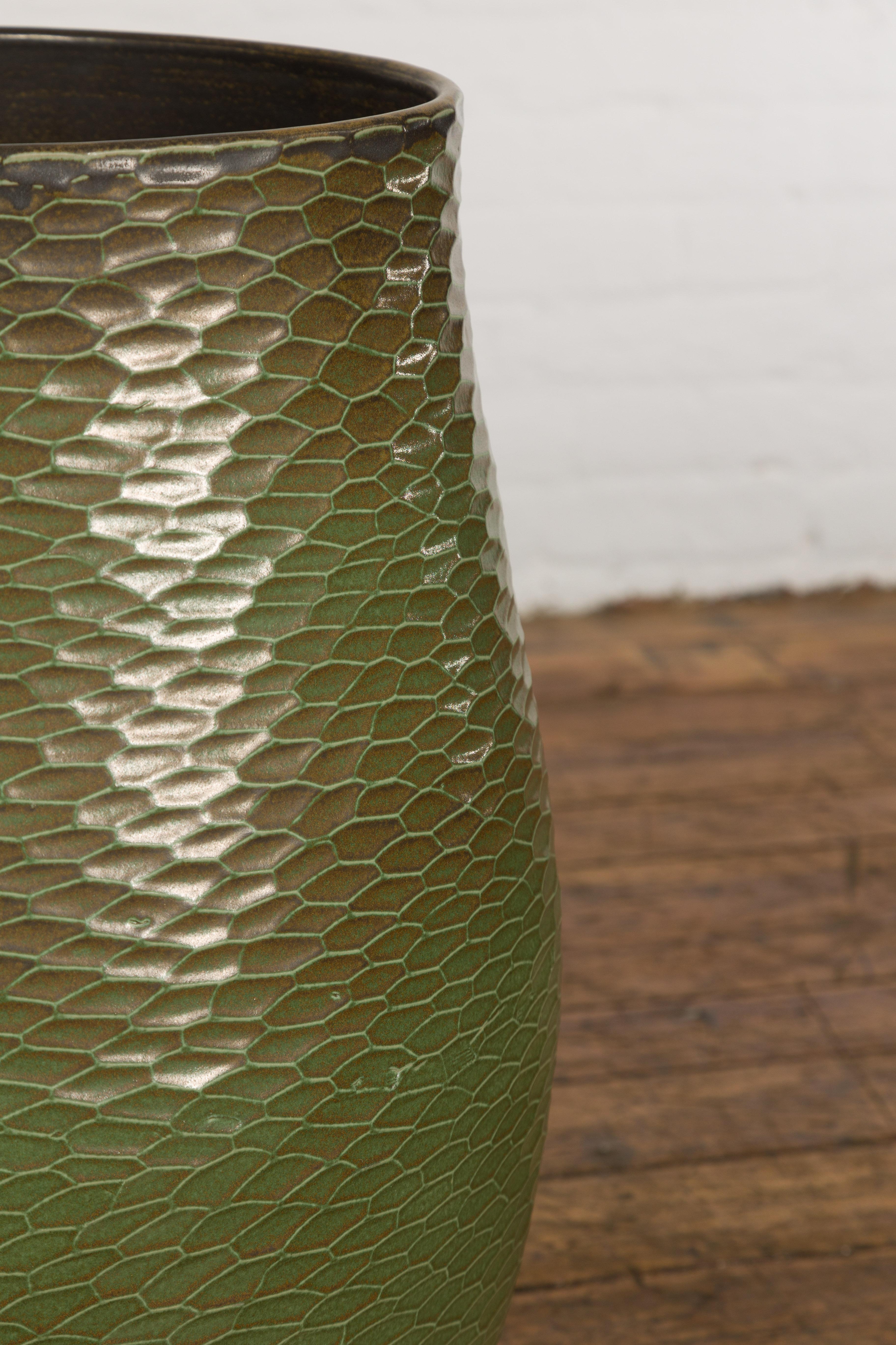 Vase vert fabriqué à la main de la collection Prem avec des motifs texturés de style nid d'abeille en vente 3