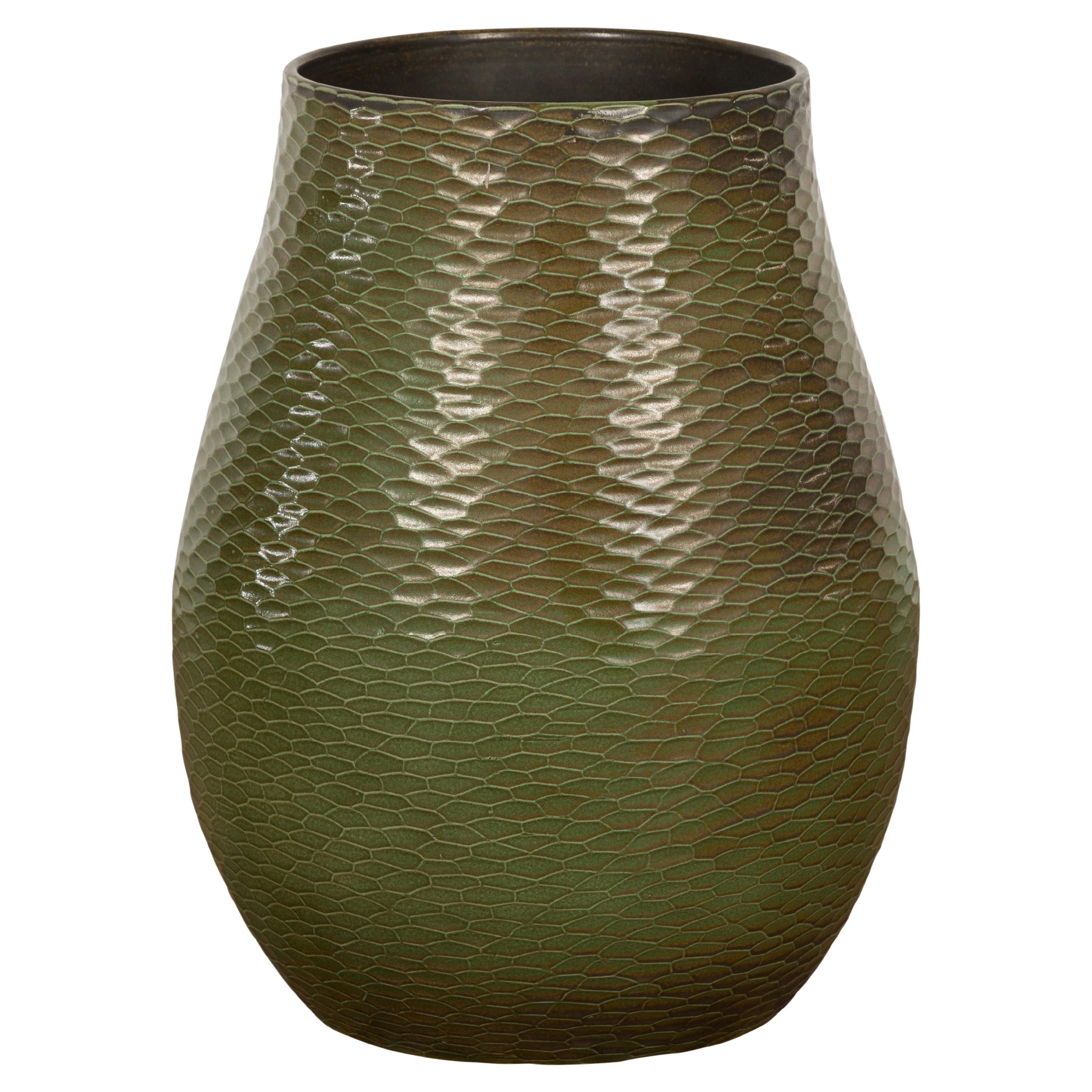 Vase vert fabriqué à la main de la collection Prem avec des motifs texturés de style nid d'abeille en vente