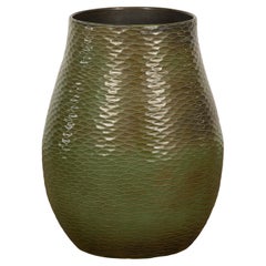 Vase vert fabriqué à la main de la collection Prem avec des motifs texturés de style nid d'abeille