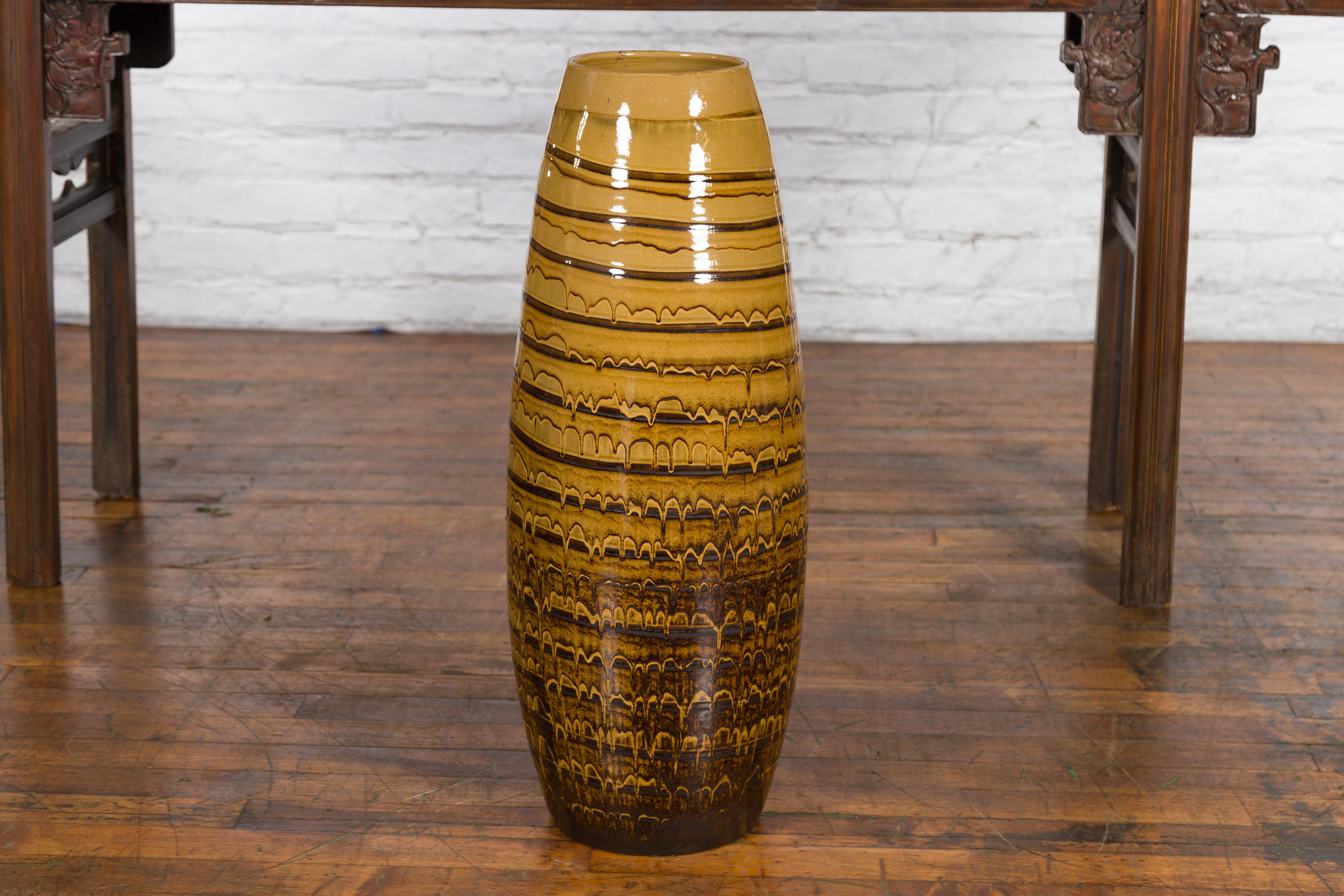 Thaïlandais Vase en céramique jaune et marron de la collection Prem d'artisan thaïlandais avec décor en spirale en vente