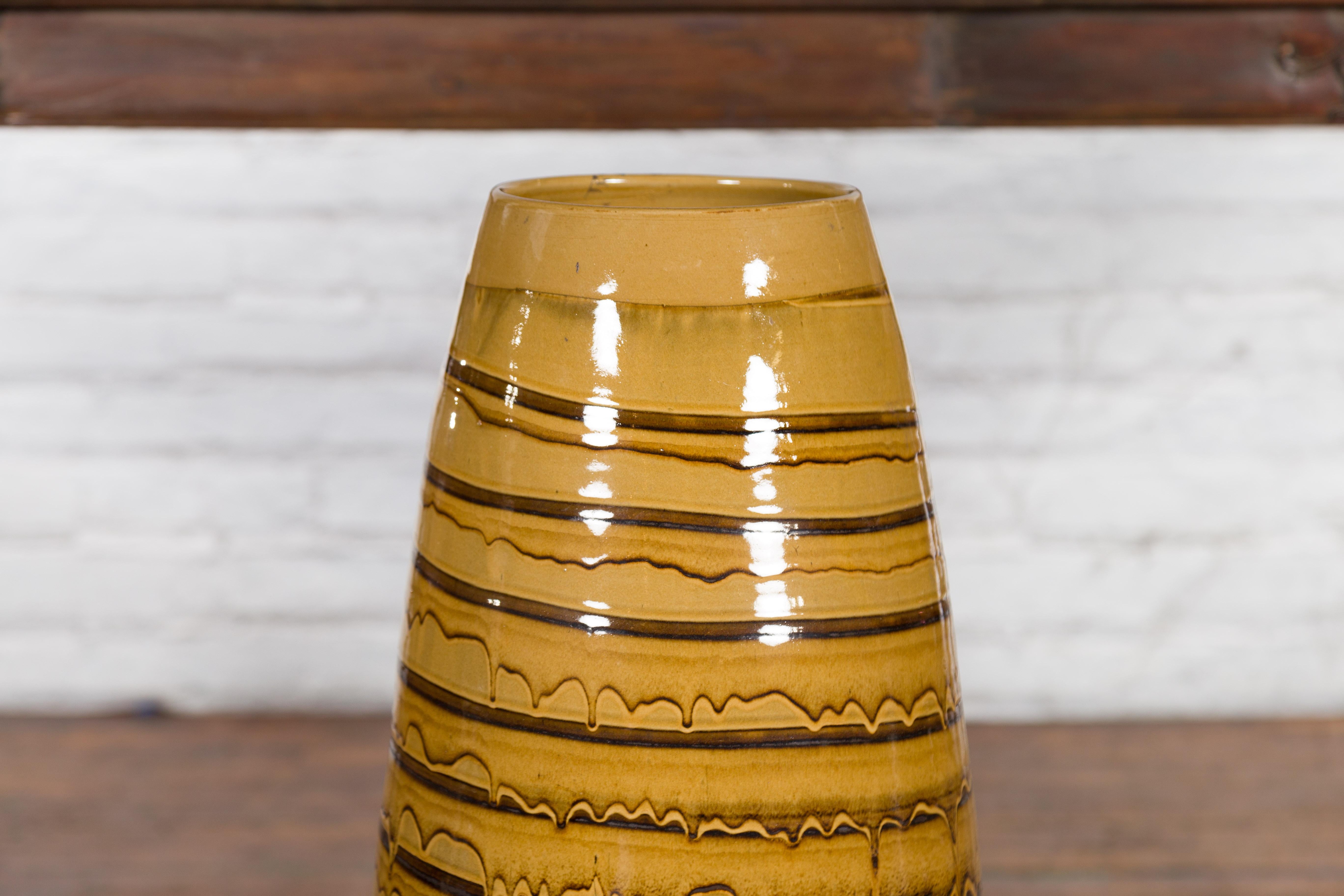 Vernissé Vase en céramique jaune et marron de la collection Prem d'artisan thaïlandais avec décor en spirale en vente