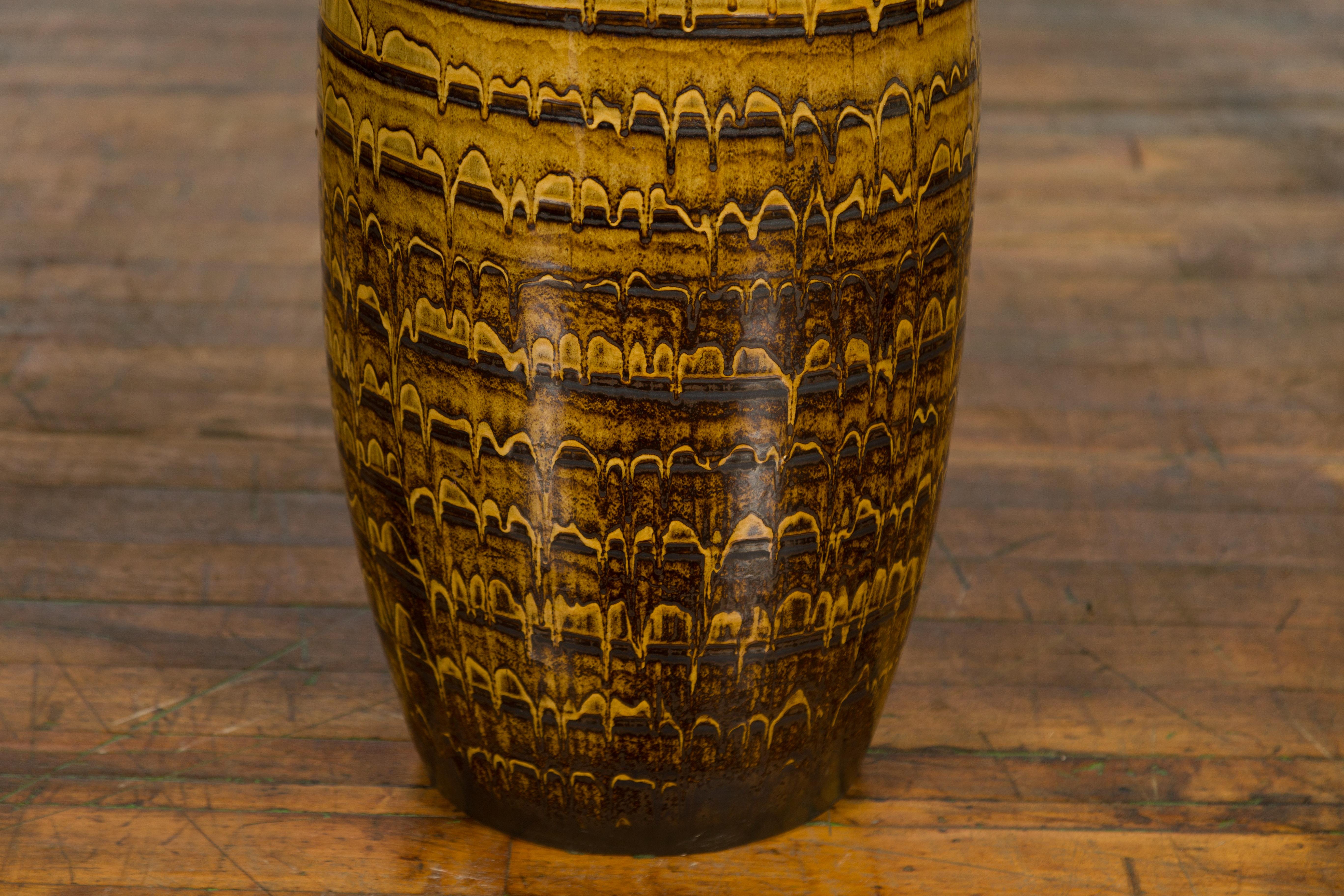 XXIe siècle et contemporain Vase en céramique jaune et marron de la collection Prem d'artisan thaïlandais avec décor en spirale en vente