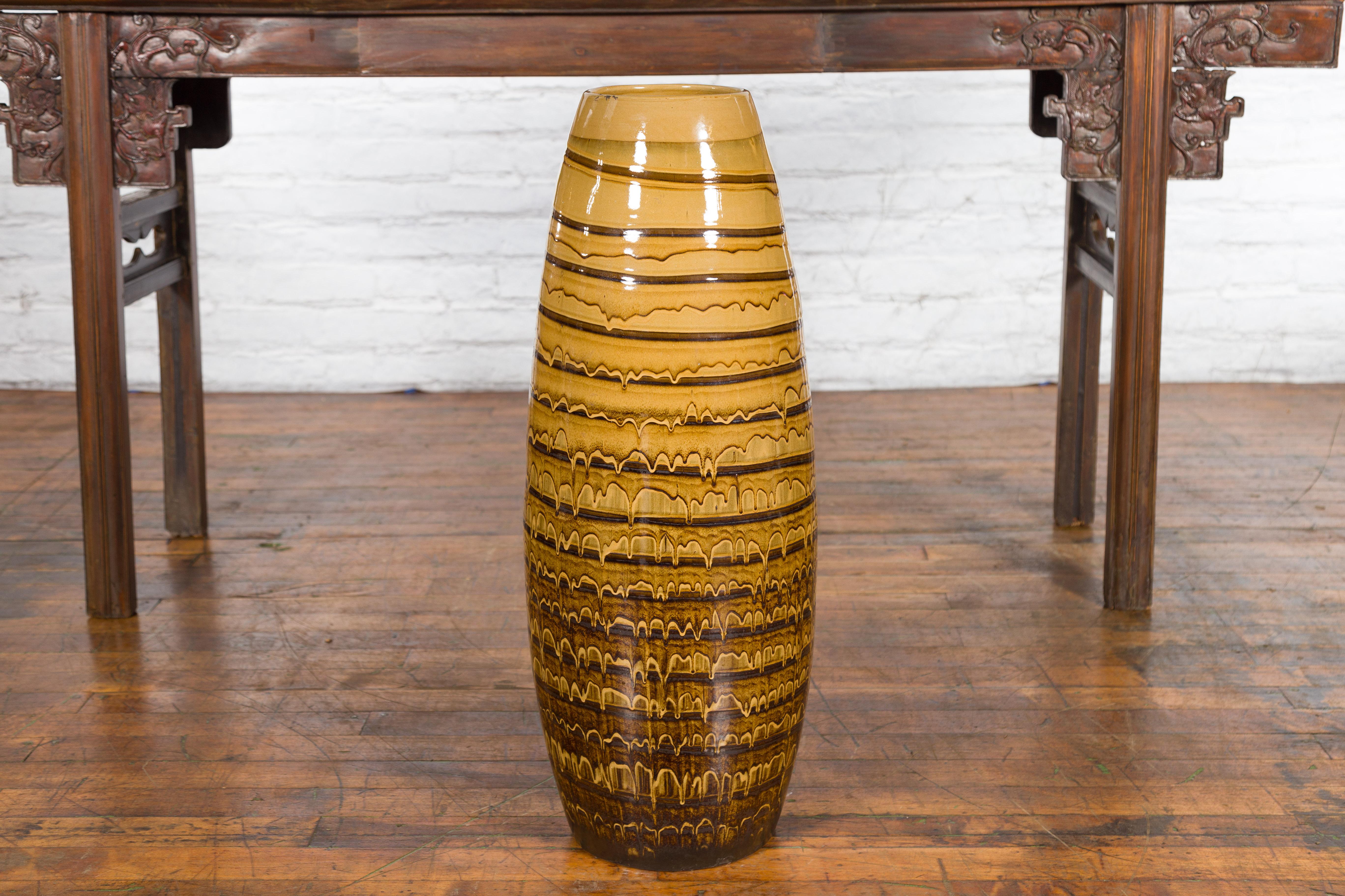 Céramique Vase en céramique jaune et marron de la collection Prem d'artisan thaïlandais avec décor en spirale en vente