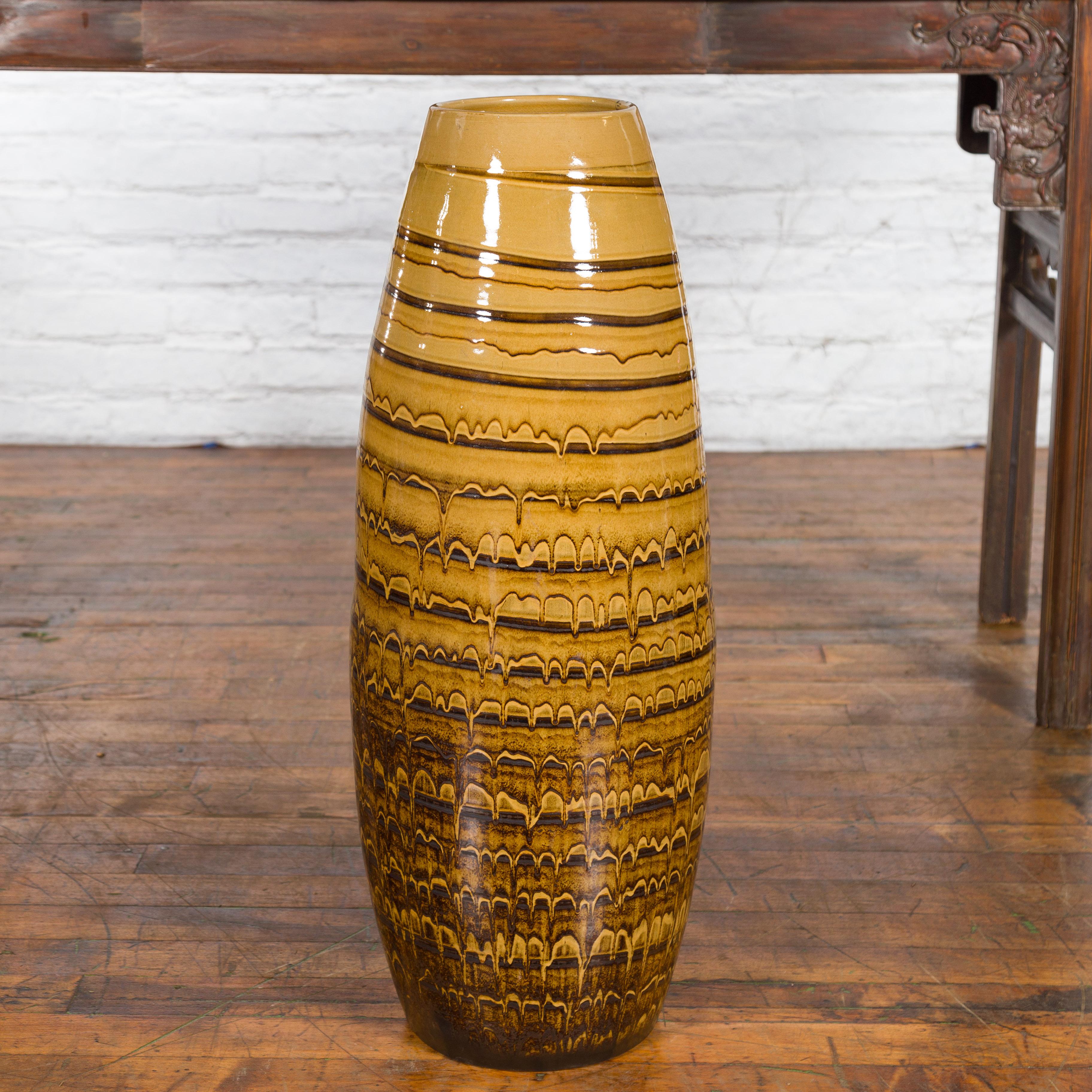 Vase en céramique jaune et marron de la collection Prem d'artisan thaïlandais avec décor en spirale en vente 1