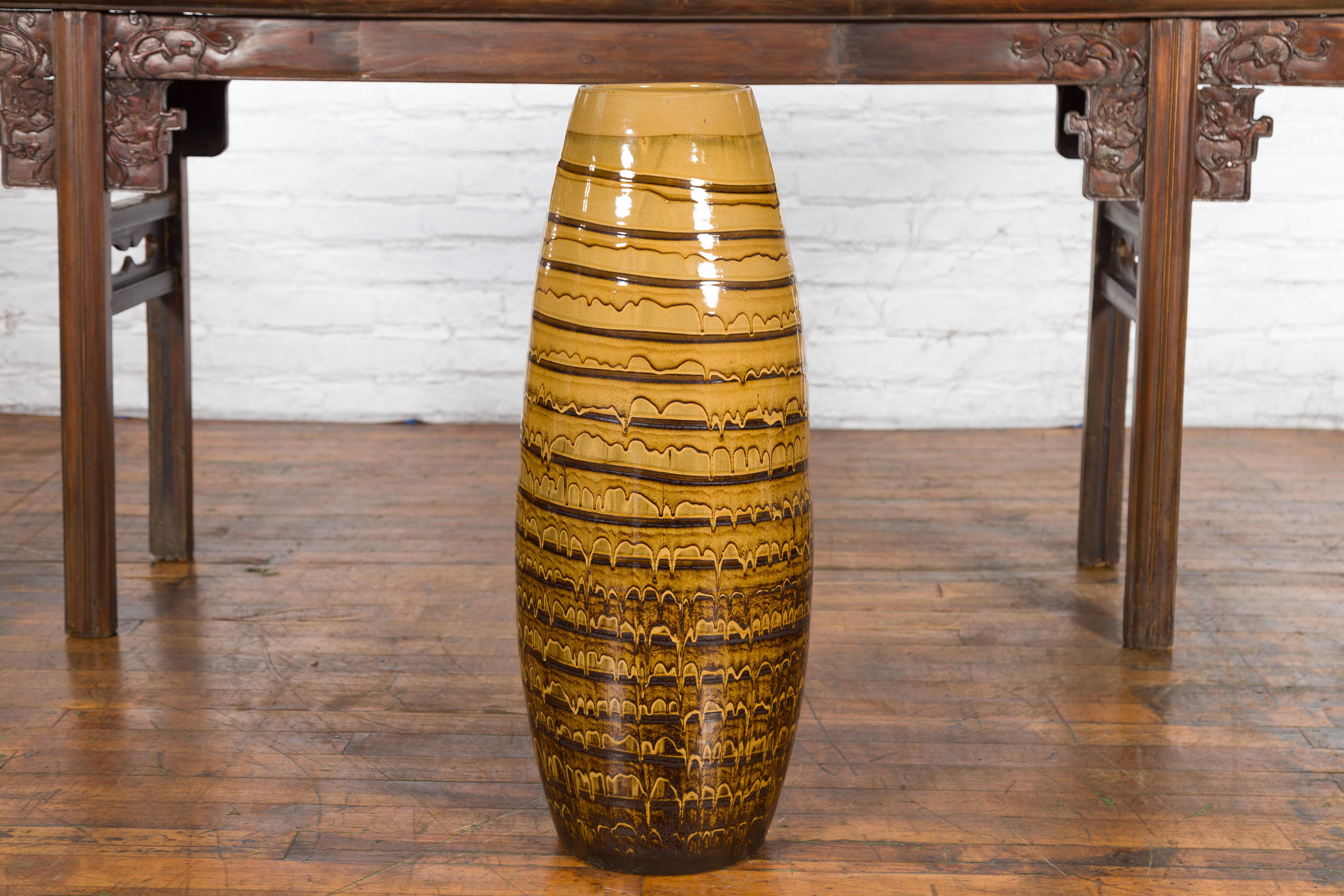 Vase en céramique jaune et marron de la collection Prem d'artisan thaïlandais avec décor en spirale en vente 2