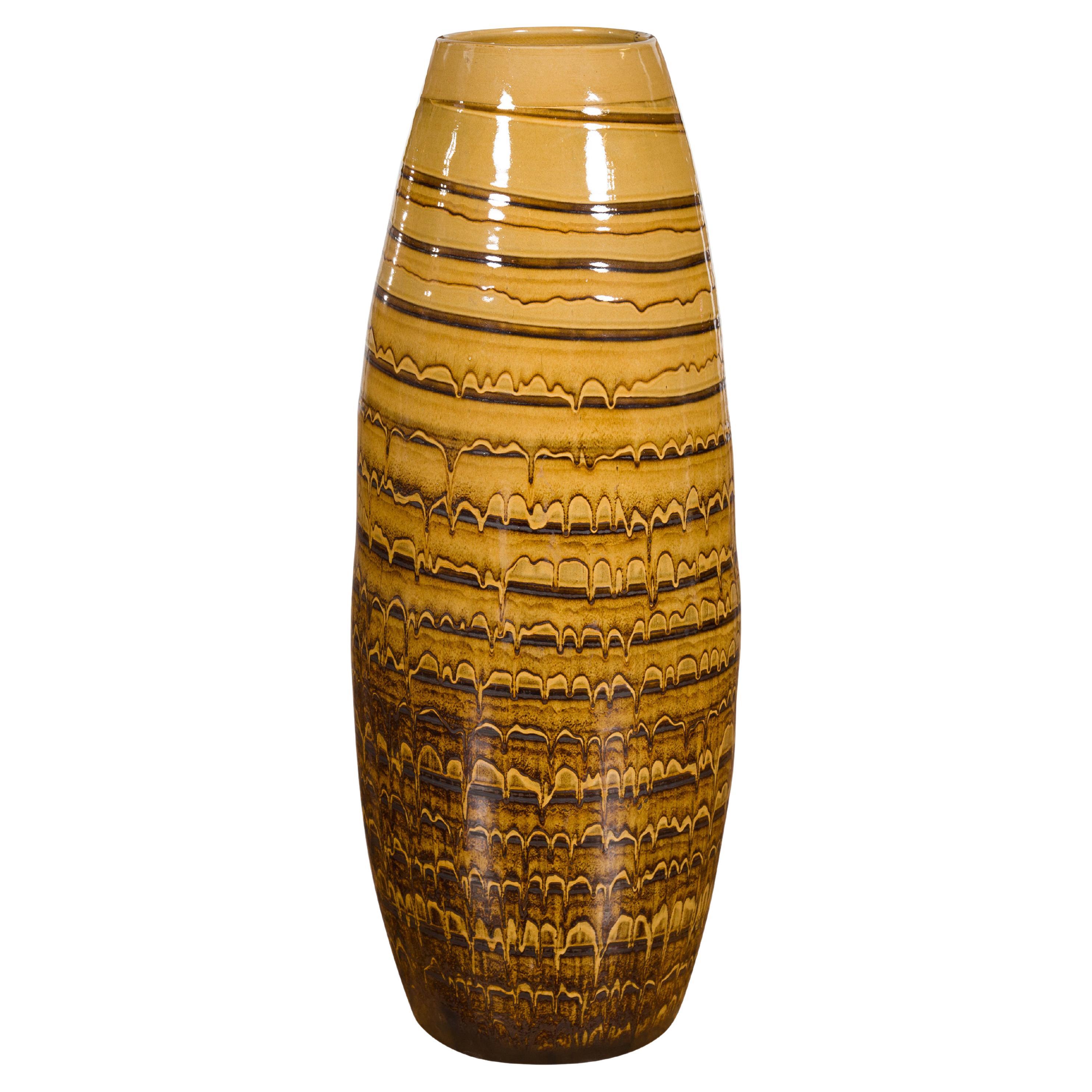 Vase en céramique jaune et marron de la collection Prem d'artisan thaïlandais avec décor en spirale en vente