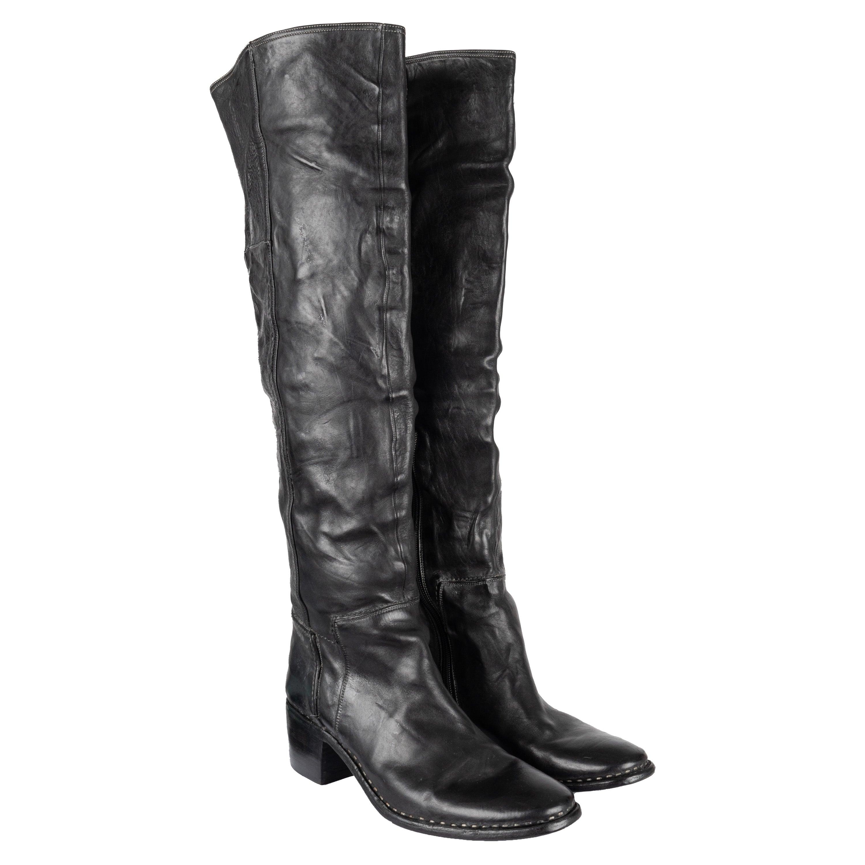 Estas Botas Altas Premiata están fabricadas en piel negra de primera calidad con un estilo de parche para un look único. Una cremallera lateral y otra superior facilitan su colocación, mientras que un tacón en bloque añade altura y estilo. Aporta un