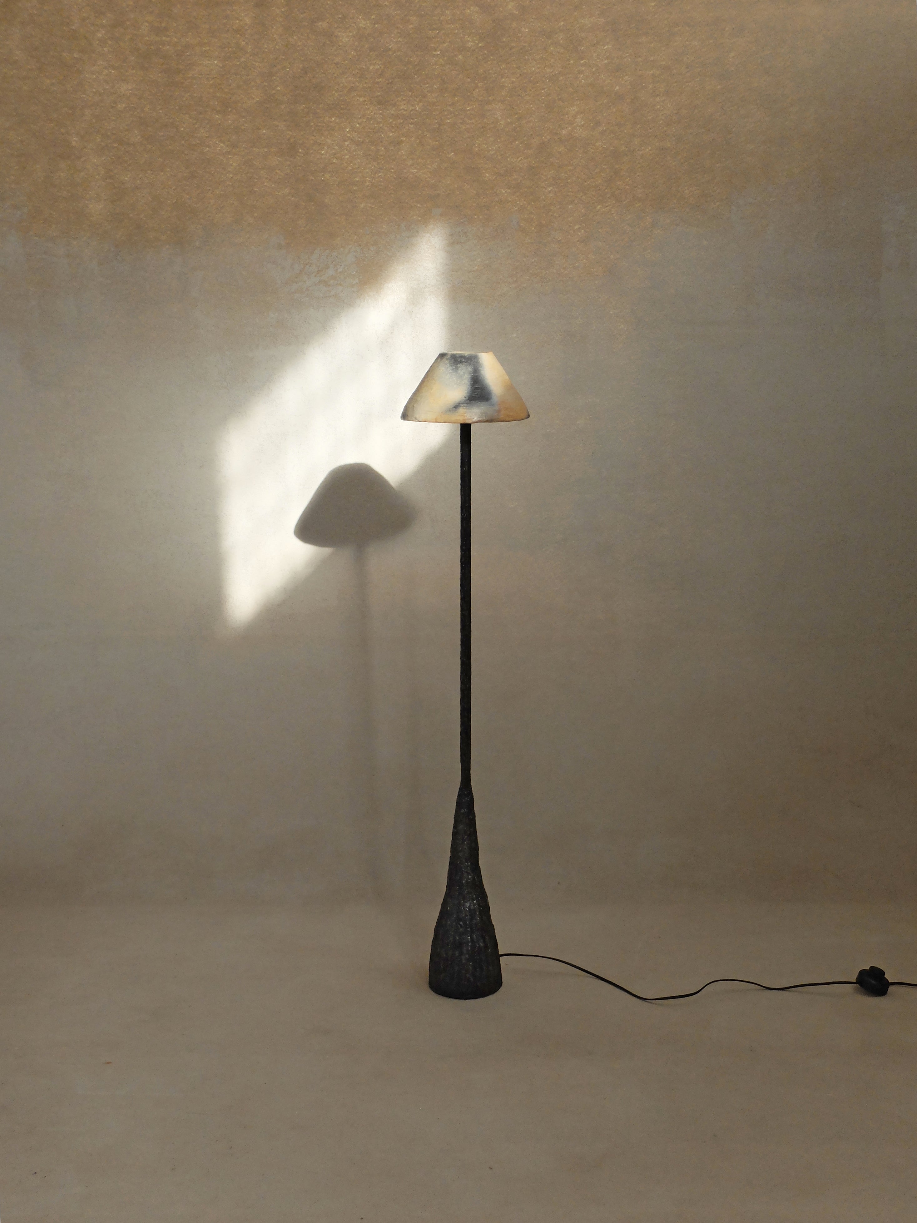 Lampadaire Premier Pas d'Alpin
Conçu et développé par Yasmin Sfar et Mehdi Kebaier.
Dimensions : D 26 x H 120 cm
Matériaux : Métal, céramique.

Lampadaire en métal et terre.

Orbite
Un voyage vers un nouveau monde de rêve que nous pourrions appeler
