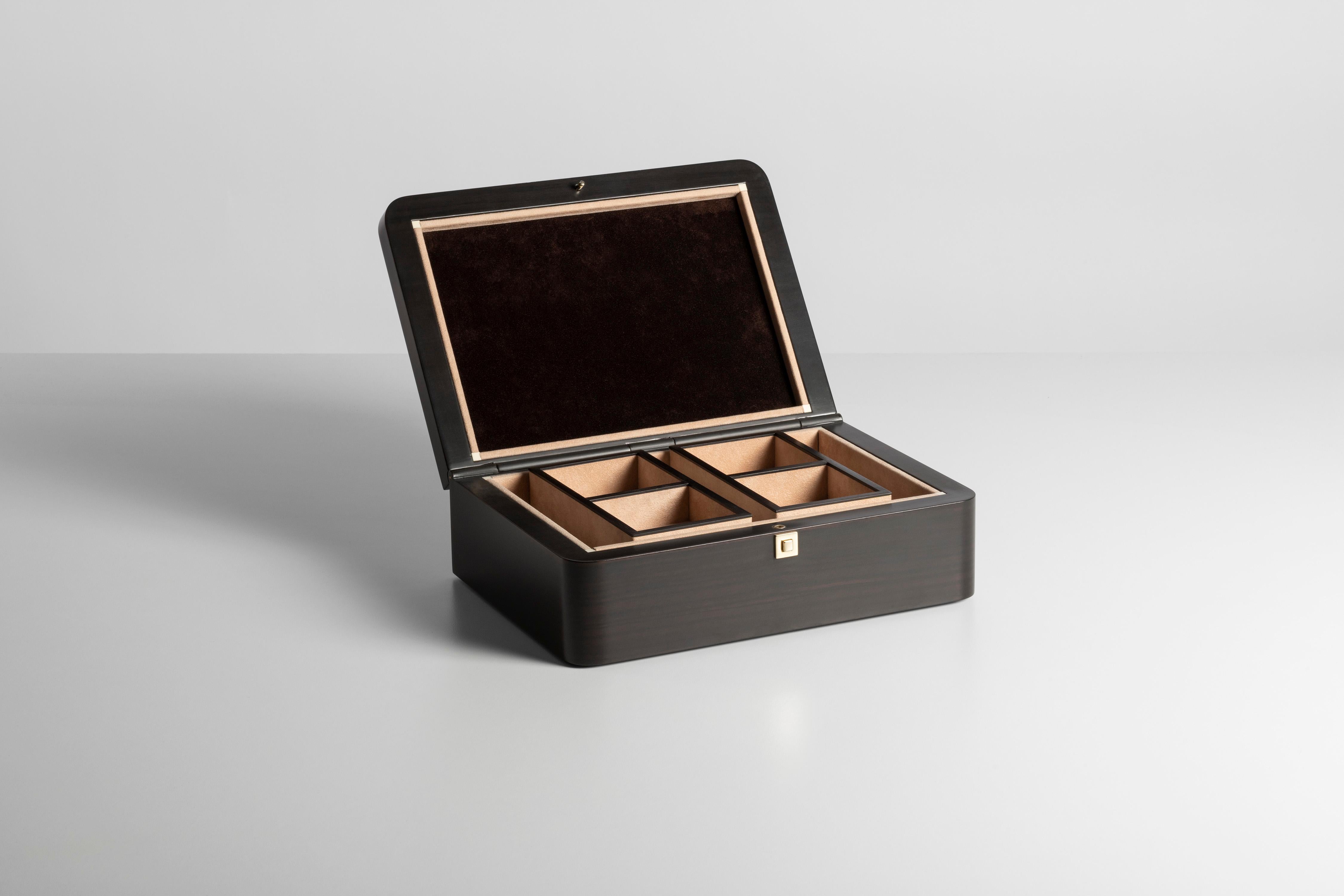 “Première Dame” is a jewelry box made of ebony. The inside is divided in different compartments covered in soft suede. The engraved decoration on the lid is inspired by a renowned Renaissance portrait of a woman and the necklace that stands out