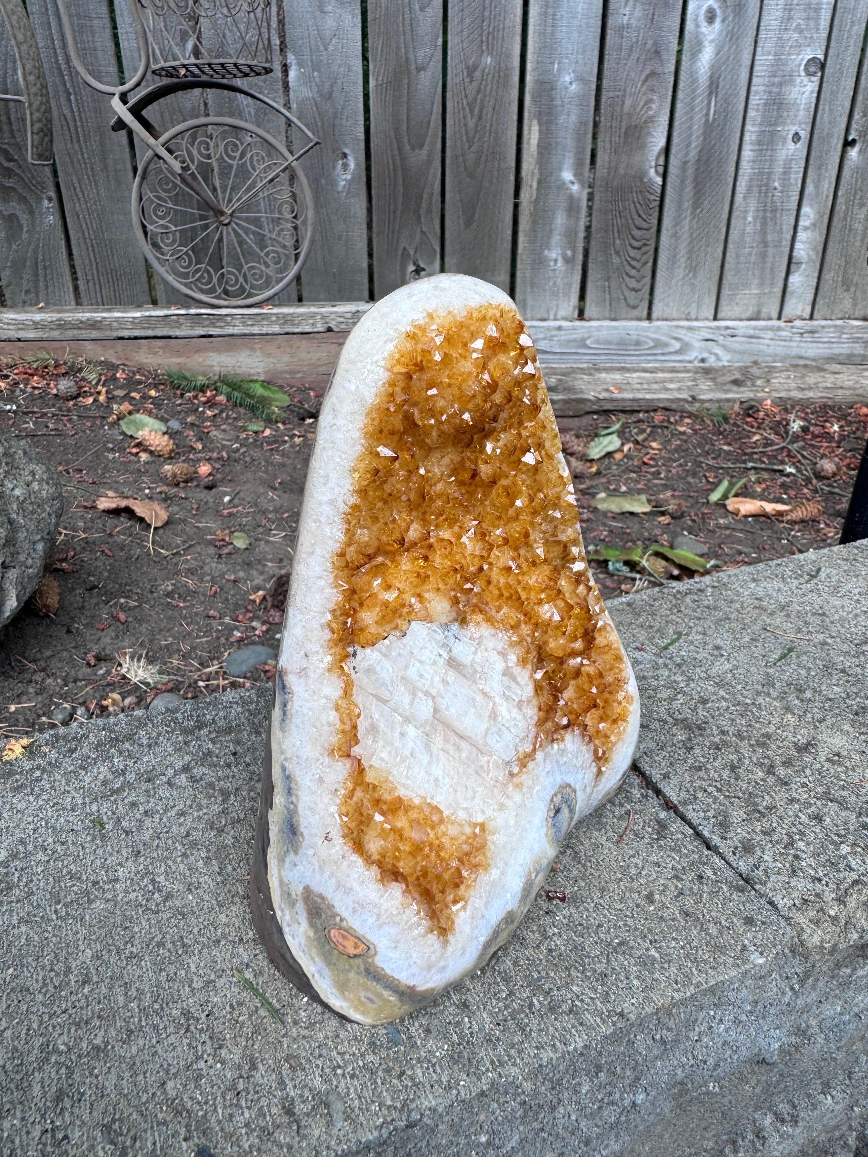 Geode di citrino preminente dall'Uruguay con calcite in vendita 1