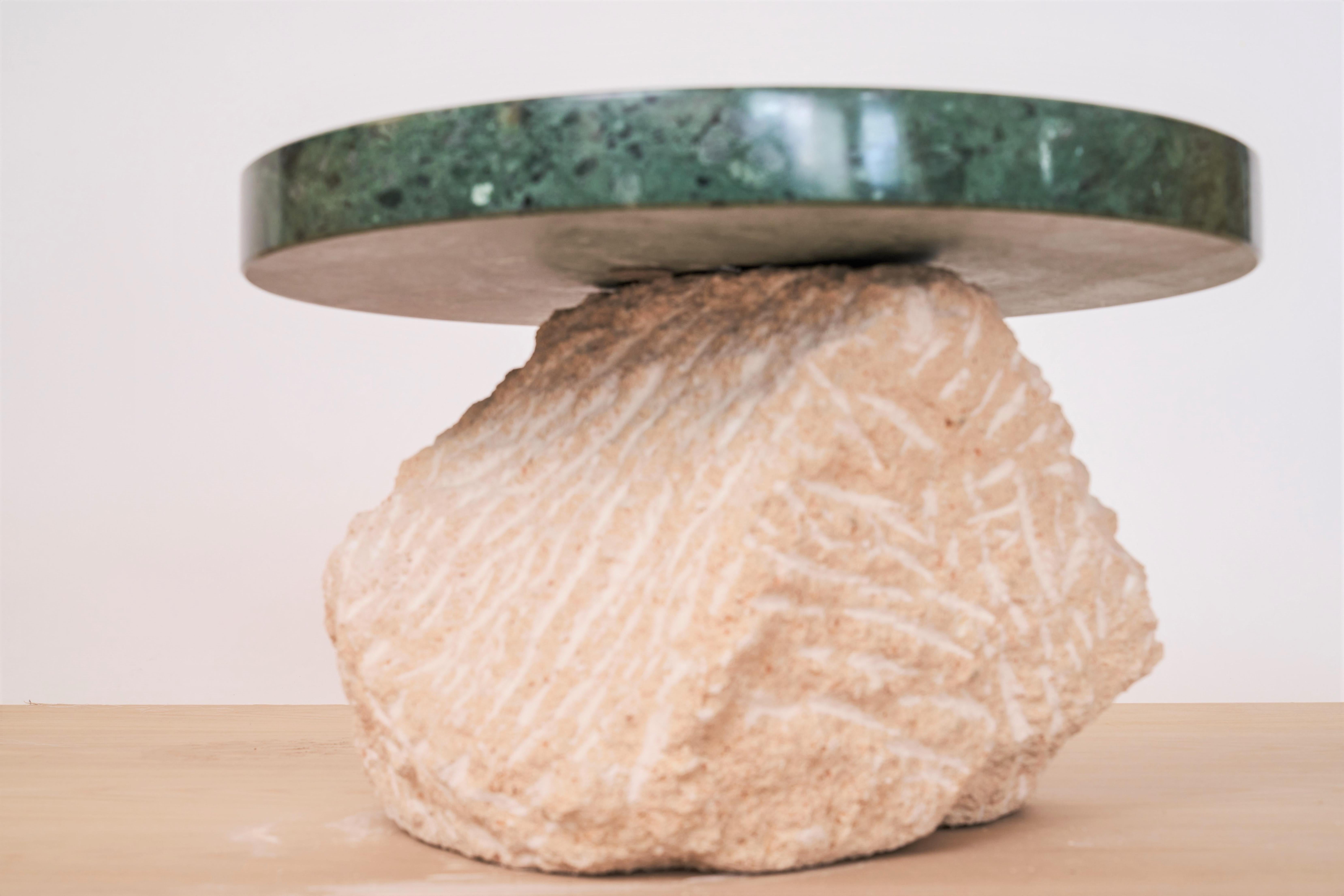 Mesa baja de piedra Premitif de Jean-Baptiste Van Den Heede Español en venta