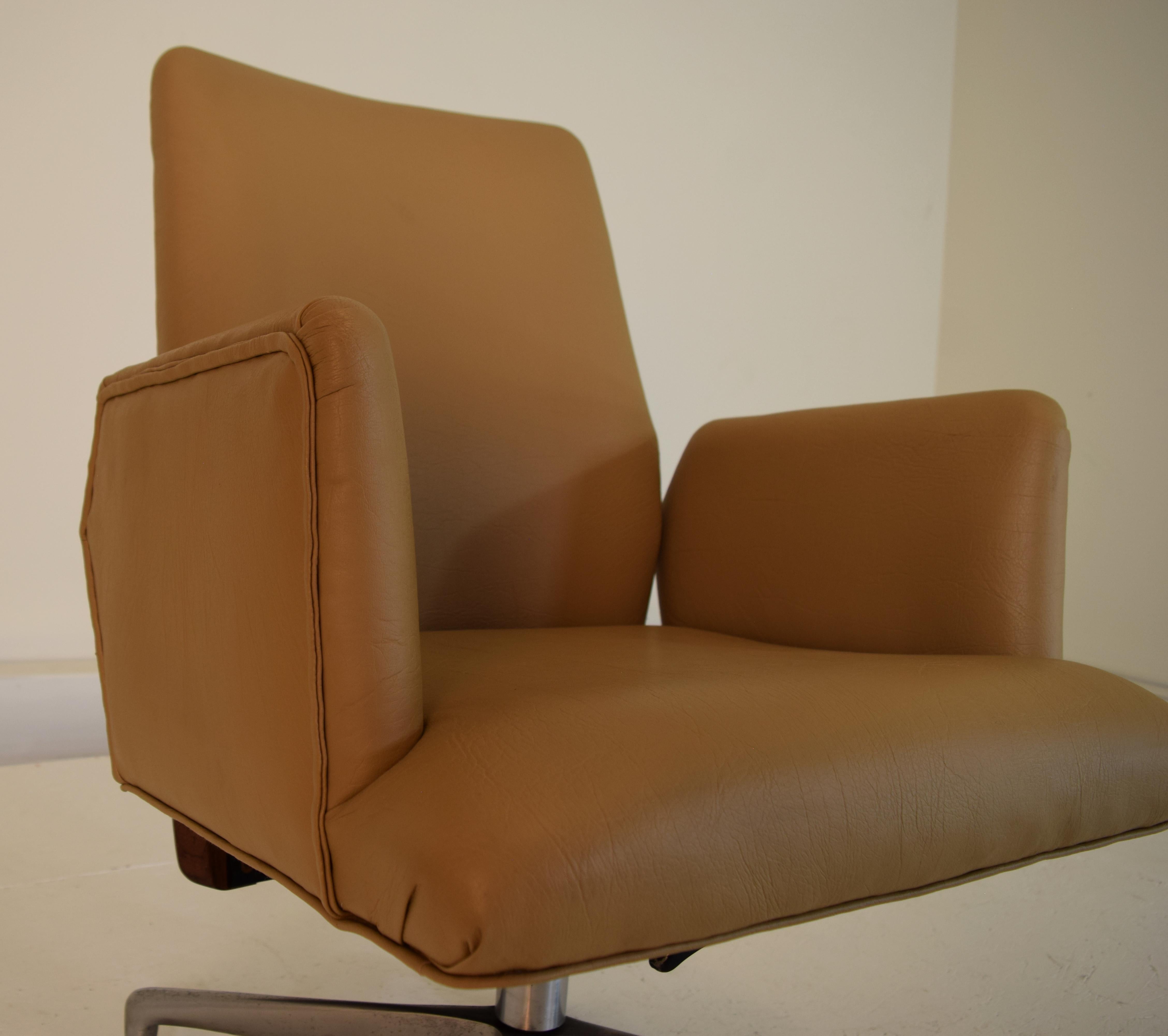 Premium Executive Swivel Tilt Executive Office Chair In Excellent Condition In South Charleston, WV