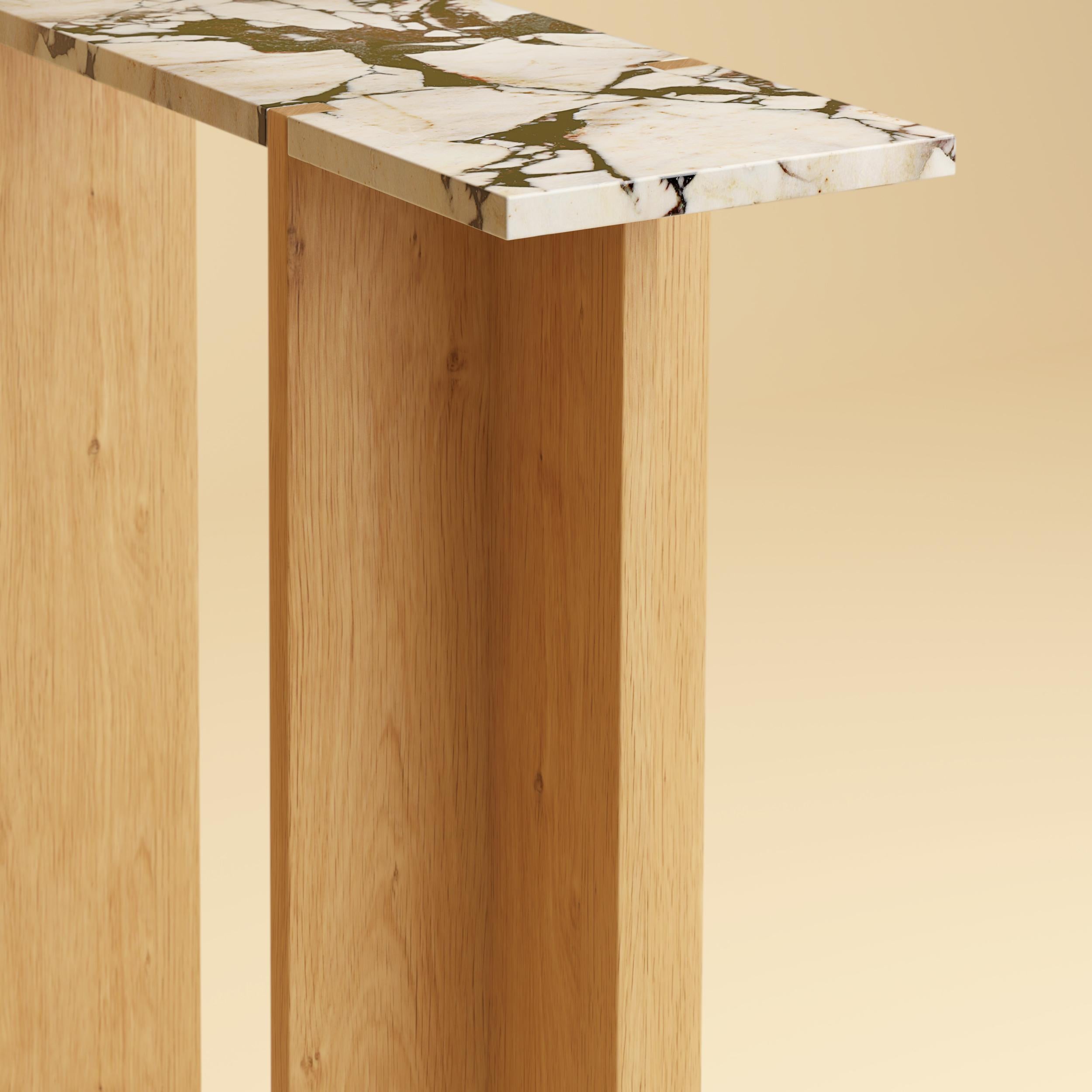 Der Maha Konsolentisch von Lebanto ist eine atemberaubende Mischung aus natürlichen MATERIALEN und fachmännischer Handwerkskunst, die zeitlose Eleganz in Ihr Zuhause bringt. Mit seiner luxuriösen Tischplatte aus Marmor oder Travertin und den