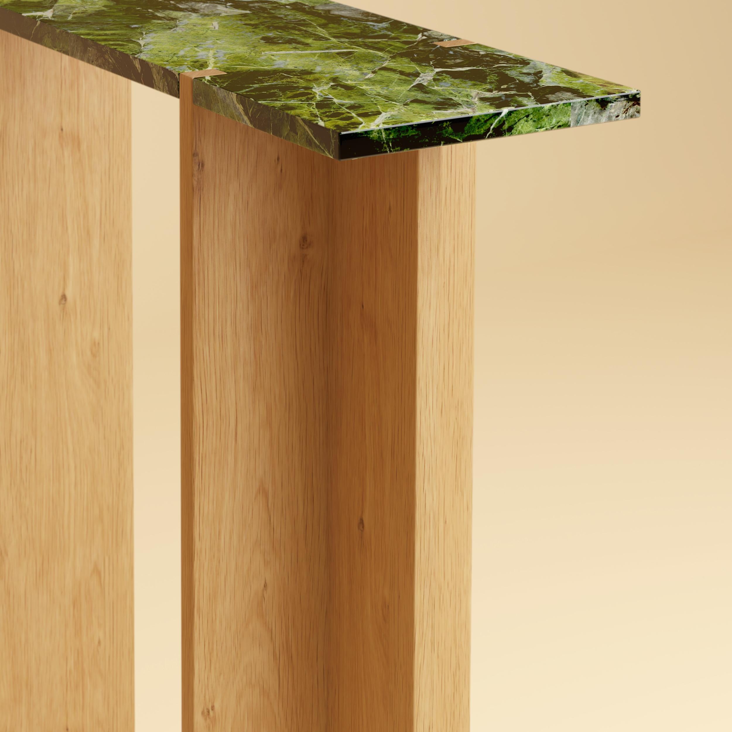 Der Maha Konsolentisch von Lebanto ist eine atemberaubende Mischung aus natürlichen MATERIALEN und fachmännischer Handwerkskunst, die zeitlose Eleganz in Ihr Zuhause bringt. Mit seiner luxuriösen Tischplatte aus Marmor oder Travertin und den