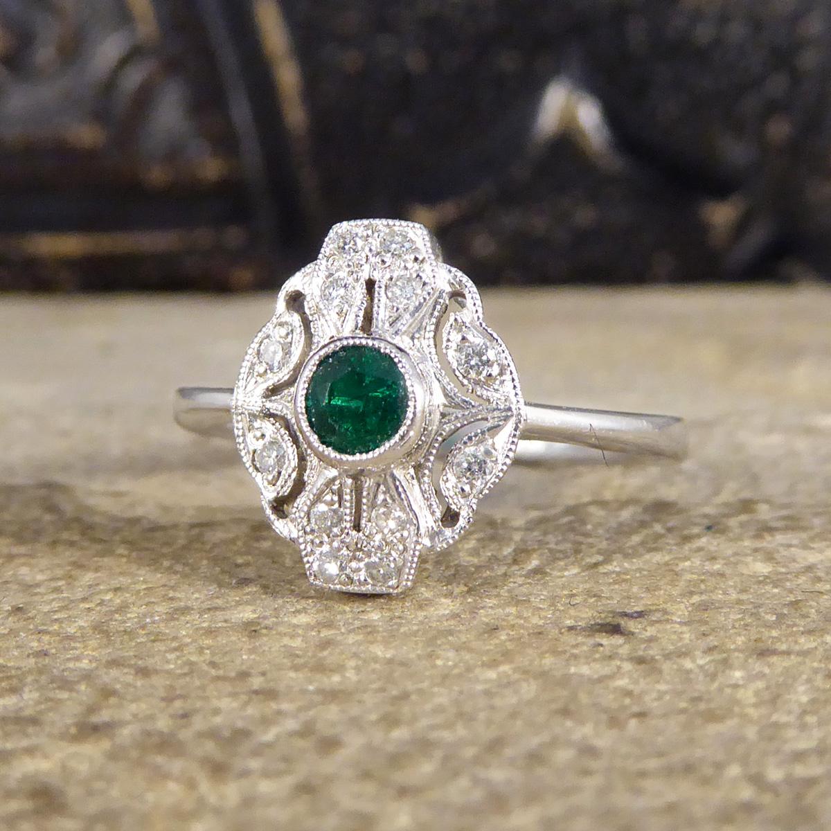 Art Deco Replica-Ring aus 18 Karat Weißgold mit Smaragd und Diamant aus der Premium-Periode (Rundschliff) im Angebot