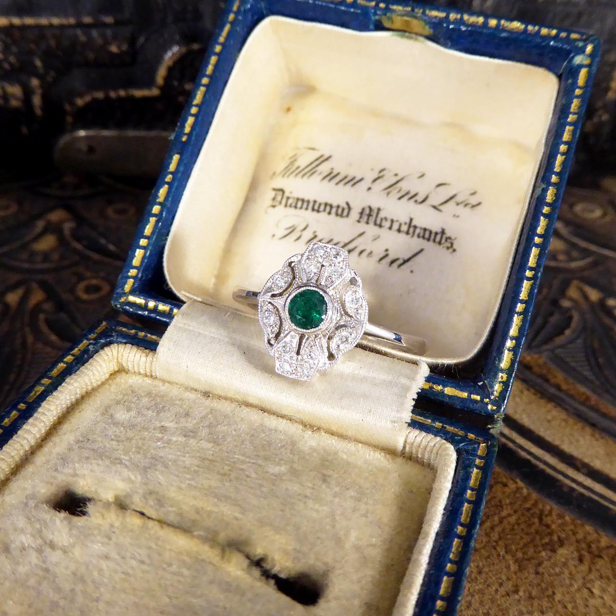 Art Deco Replica-Ring aus 18 Karat Weißgold mit Smaragd und Diamant aus der Premium-Periode Damen im Angebot