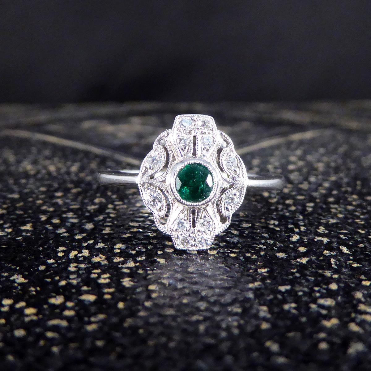 Art Deco Replica-Ring aus 18 Karat Weißgold mit Smaragd und Diamant aus der Premium-Periode im Angebot 1