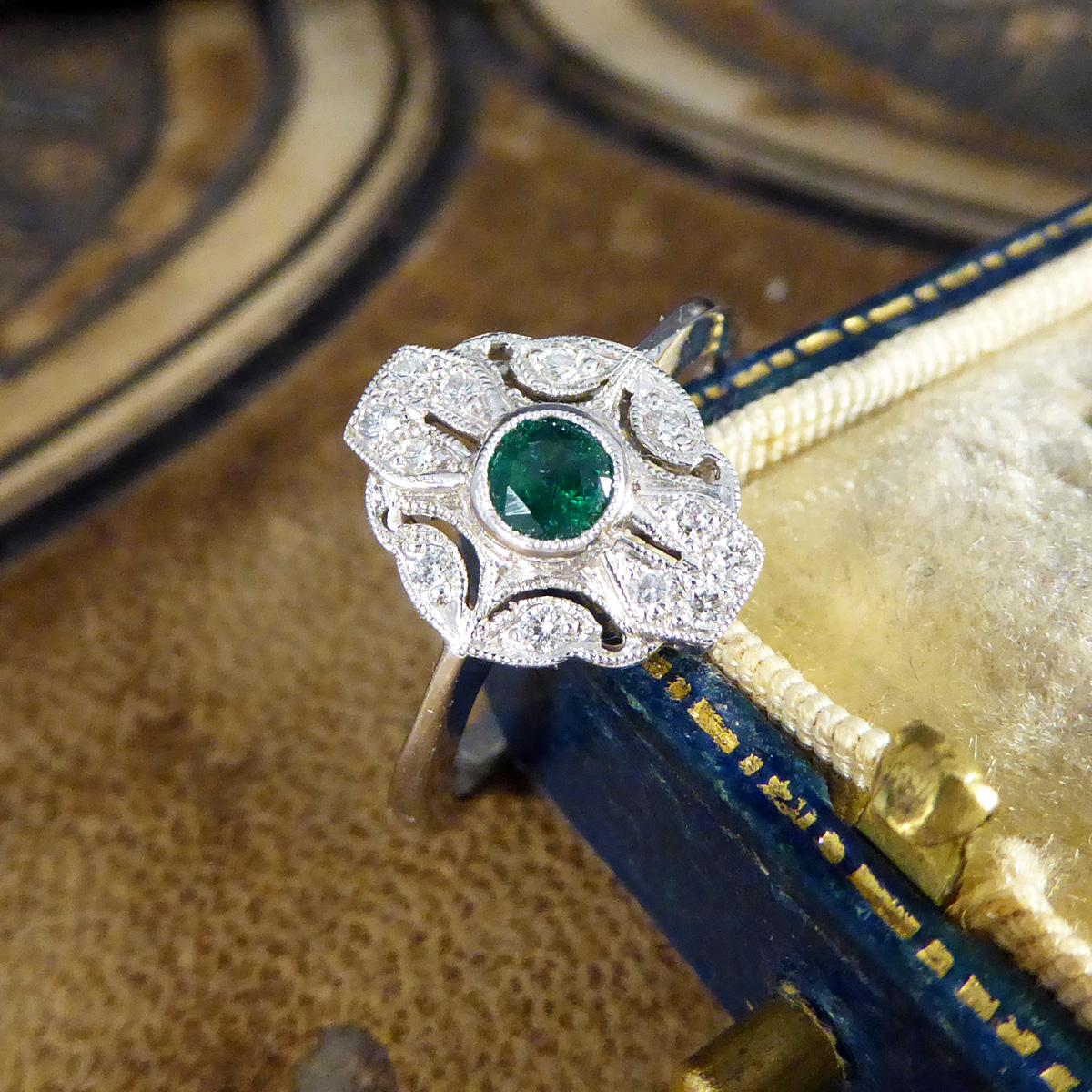 Art Deco Replica-Ring aus 18 Karat Weißgold mit Smaragd und Diamant aus der Premium-Periode im Angebot 2