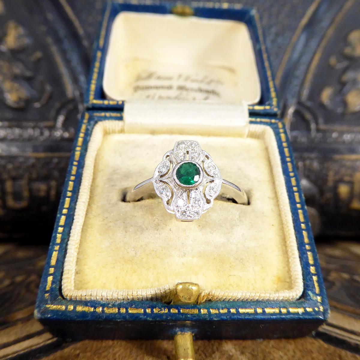 Art Deco Replica-Ring aus 18 Karat Weißgold mit Smaragd und Diamant aus der Premium-Periode im Angebot 3