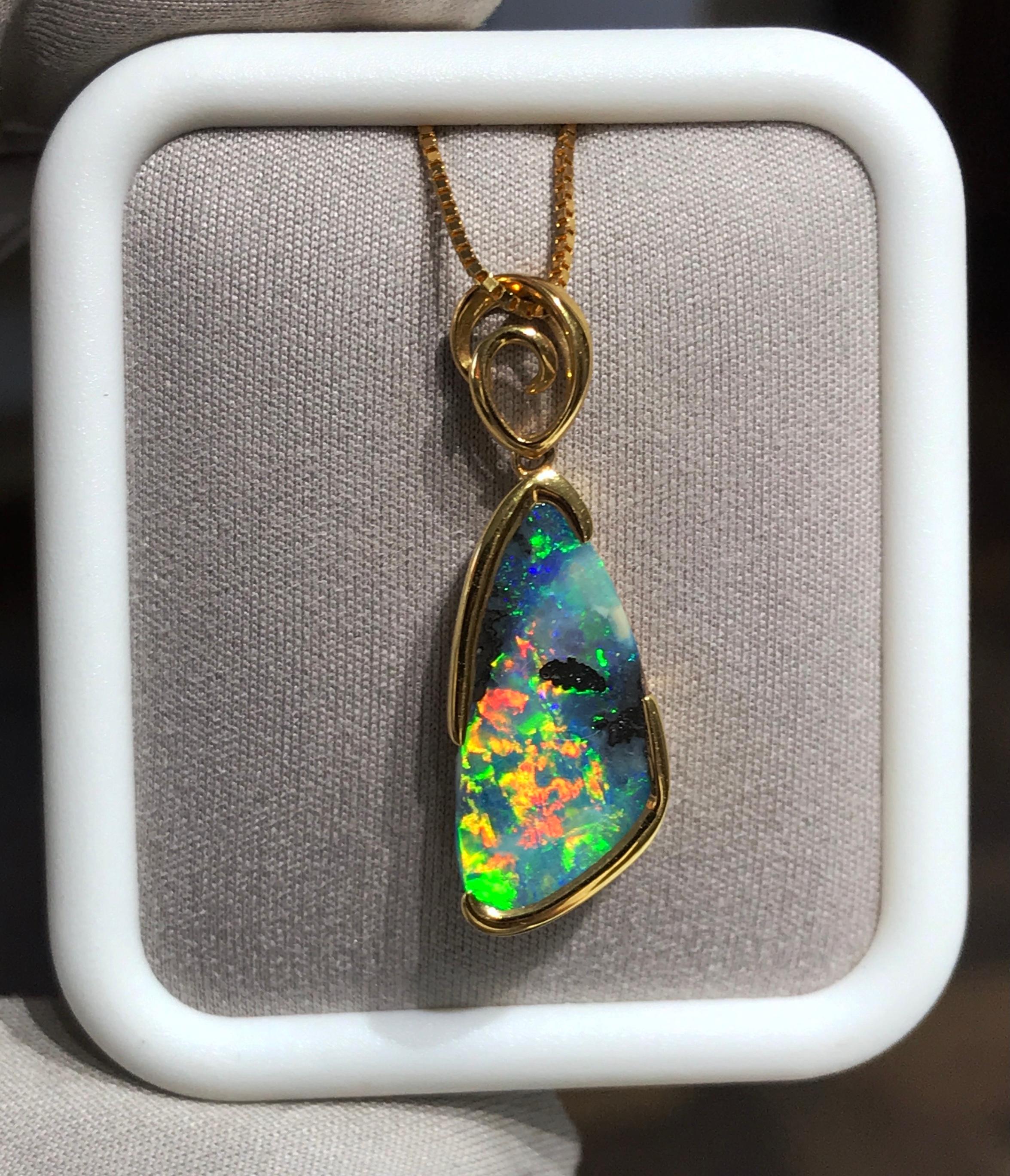 Contemporary Premium Quality Australian 4.06ct Black Pipe Opal Pendant in 18K Yellow Gold For Sale
