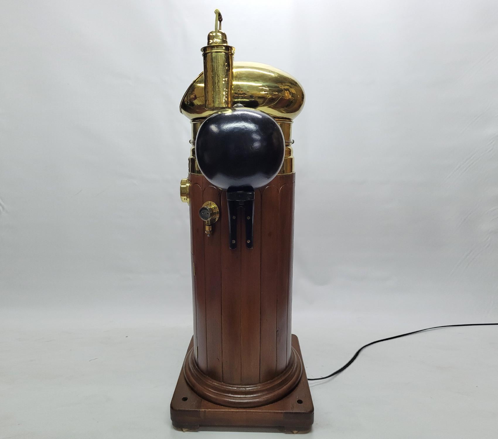 Premium Ships Binnacle par Whyte Thomson & Co's Bon état - En vente à Norwell, MA