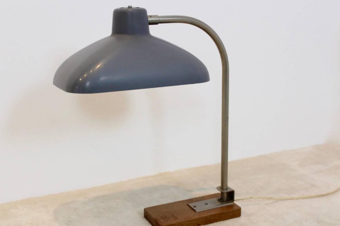 Belge Grande lampe de bureau haut de gamme en acier, bakélite et bois de chêne, Belgique, années 1950 en vente