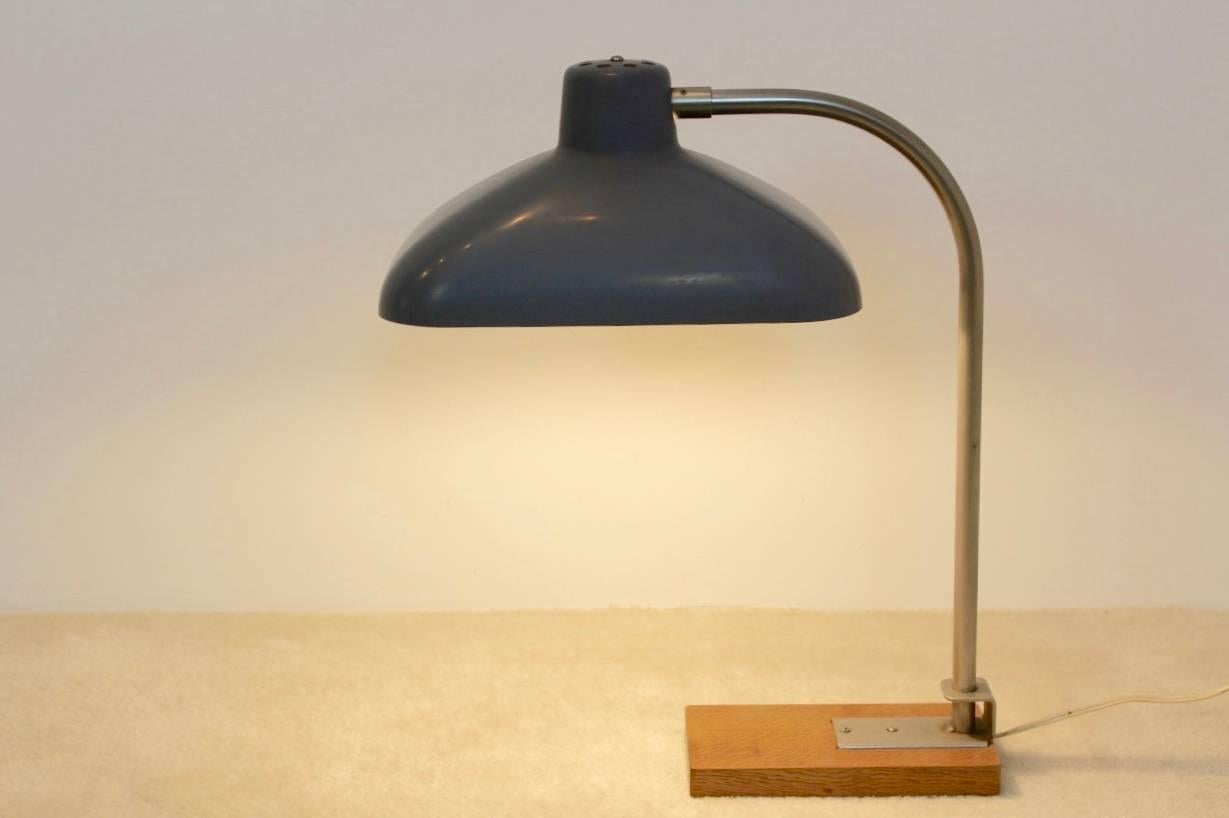 20ième siècle Grande lampe de bureau haut de gamme en acier, bakélite et bois de chêne, Belgique, années 1950 en vente