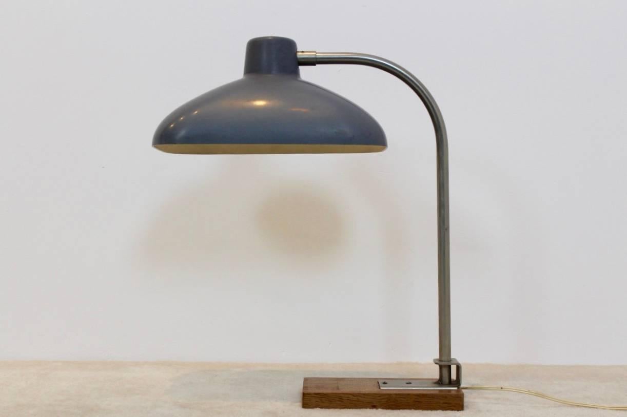 Acier inoxydable Grande lampe de bureau haut de gamme en acier, bakélite et bois de chêne, Belgique, années 1950 en vente